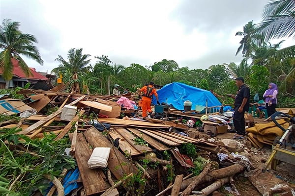Satu Keluarga di Sumenep Tertimbun Rumah Ambruk akibat Angin