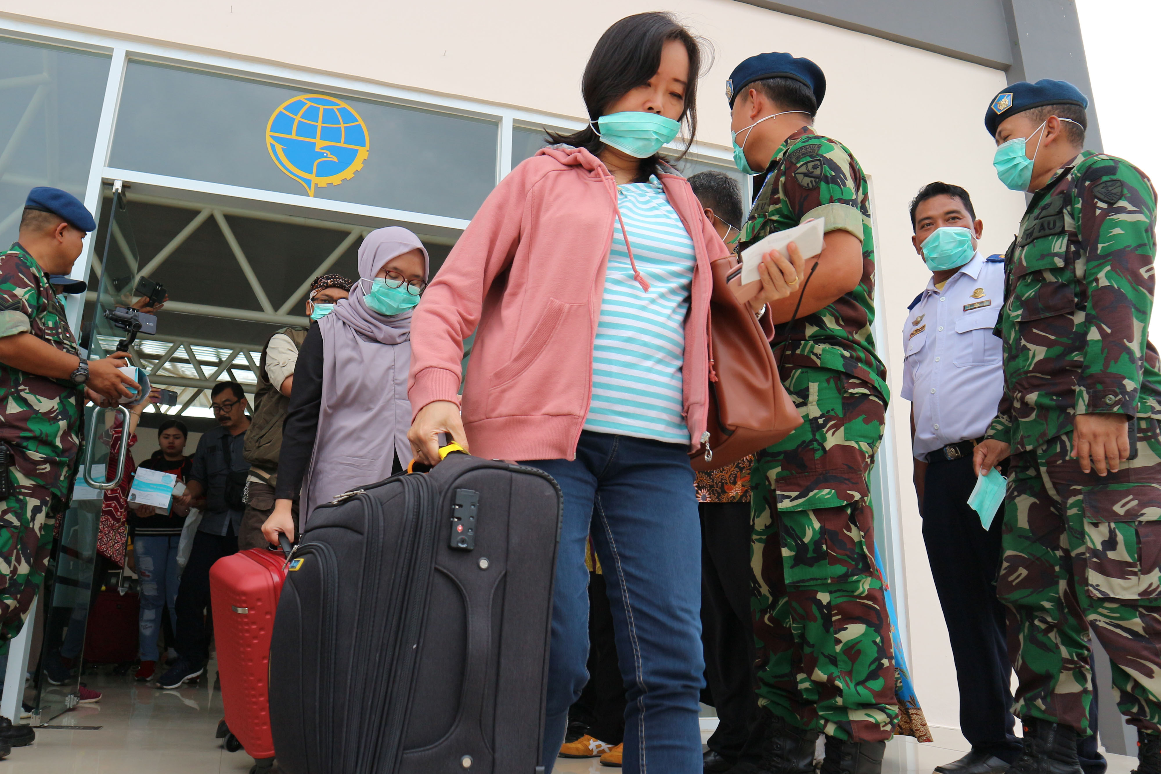 Penumpang menggunakan masker yang diberikan petugas dinas kesehatan di Bandara Wiriadinata, Cibeureum, Kota Tasikmalaya, Jawa Barat.