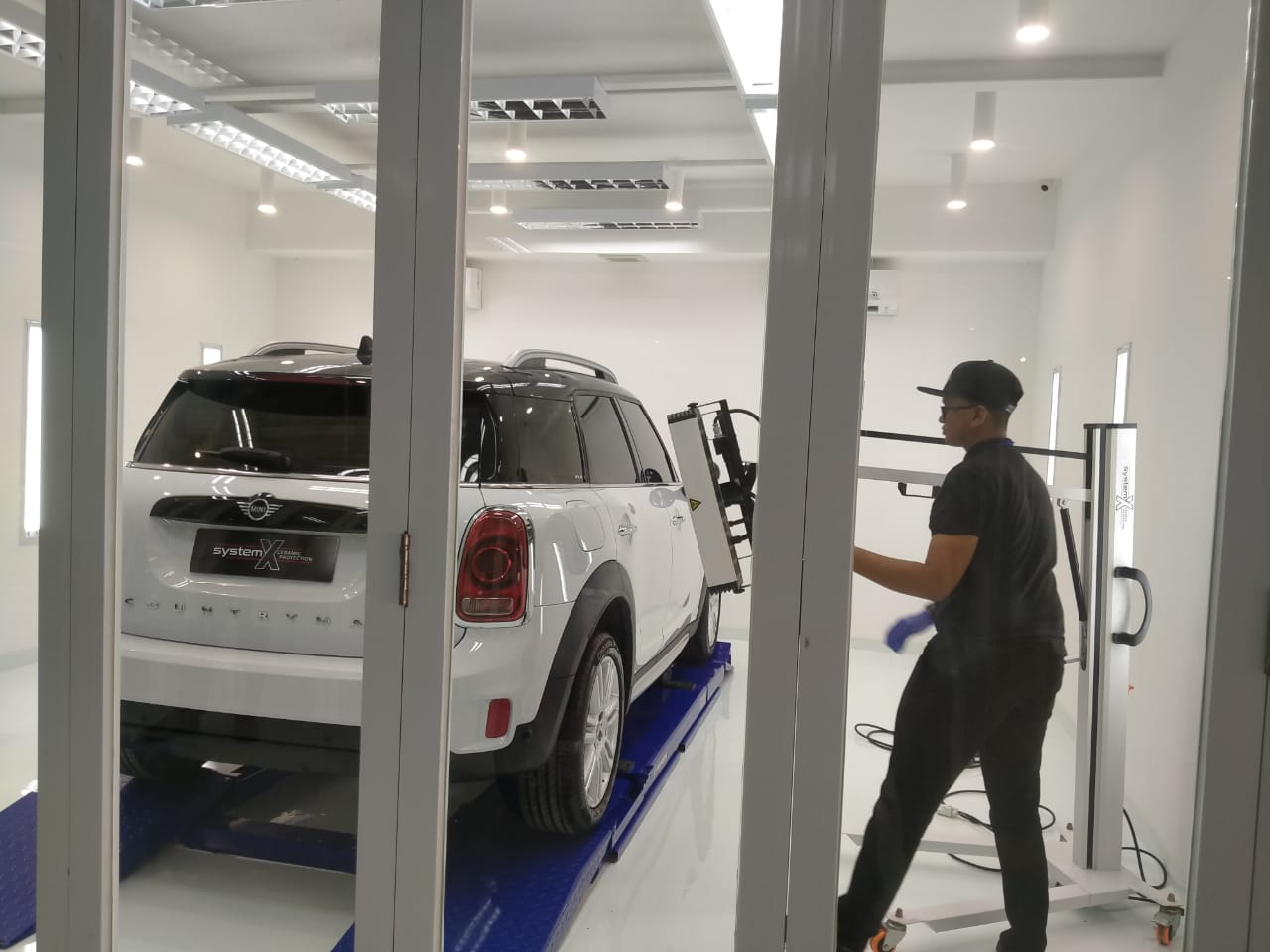 pemasangan kaca film di fasilitas trainig center Global Auto Internasional