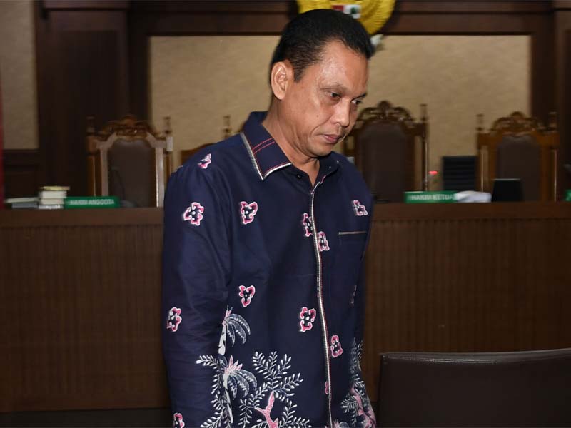 Terdakwa kasus suap Direktur Keuangan PT Angkasa Pura II Andi Taswin Nur berjalan usai sidang vonis di Pengadilan Tipikor, Jakarta.