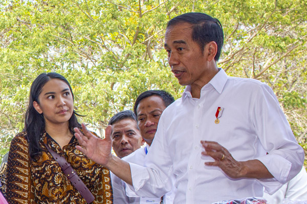 Presiden Joko Widodo (kanan) berbincang dengan staf khususnya, Putri Tanjung saat kunjungan ke Subang, Jawa Barat. 