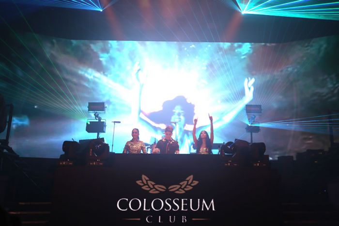 Penampilan artis di Colloseum Jakarta