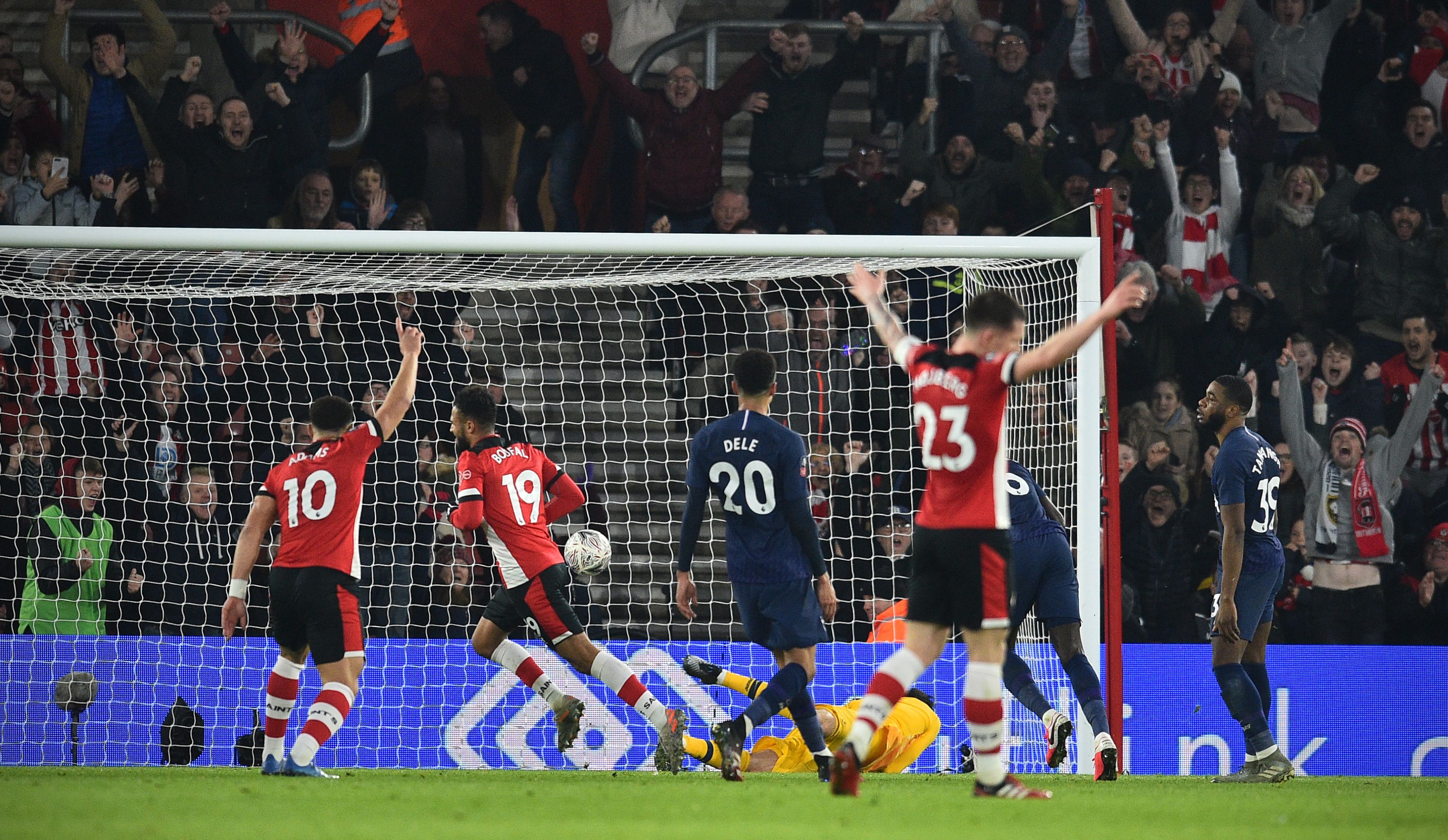 Gelandang Southampton Sofiane Boufal (kedua dari kiri) melakukan selebrasi usai mencetak gol ke gawang Tottenham Hotspur