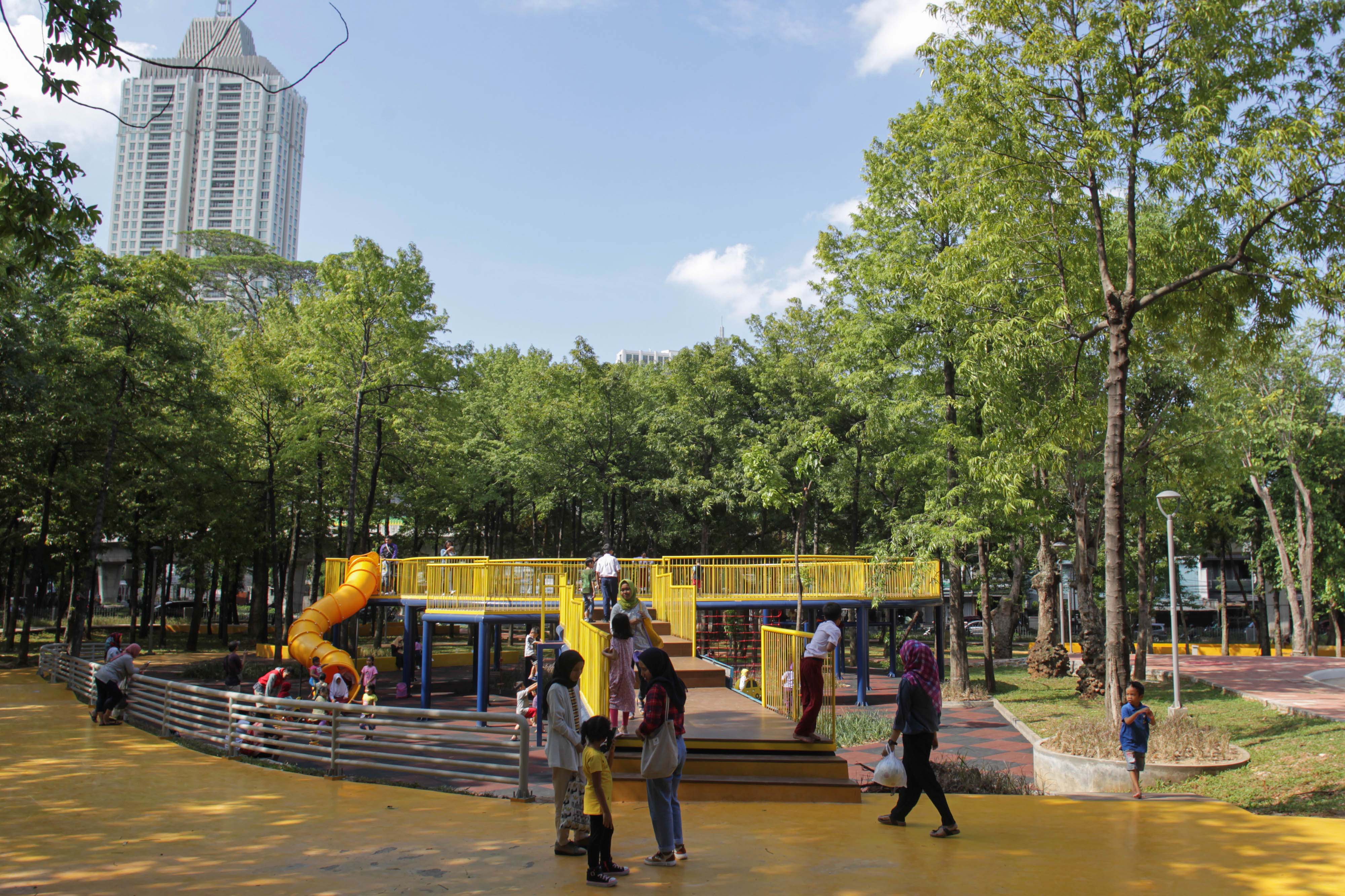 Anak-anak bermain di kawasan Taman Puring, Kebayoran Baru, Jakarta.