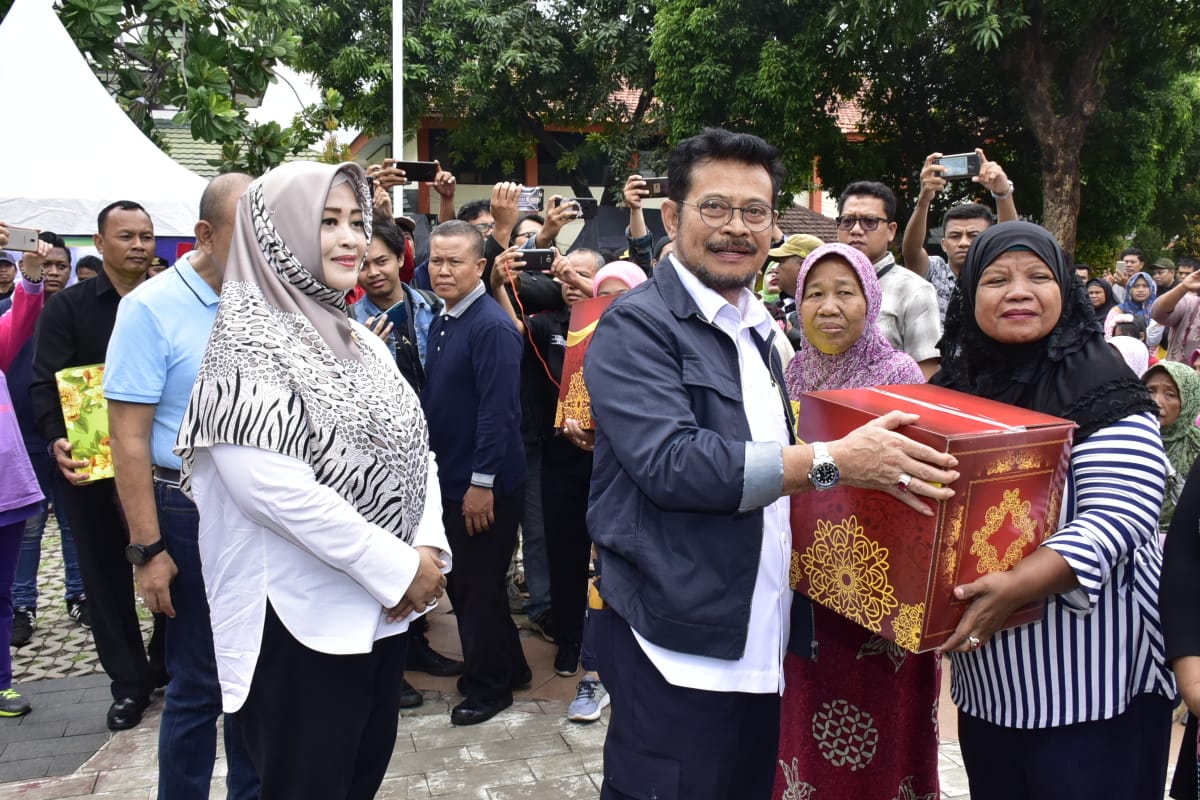 Kunjungi Korban Banjir, Menteri Pertanian Kirim 11 Truk Bansos