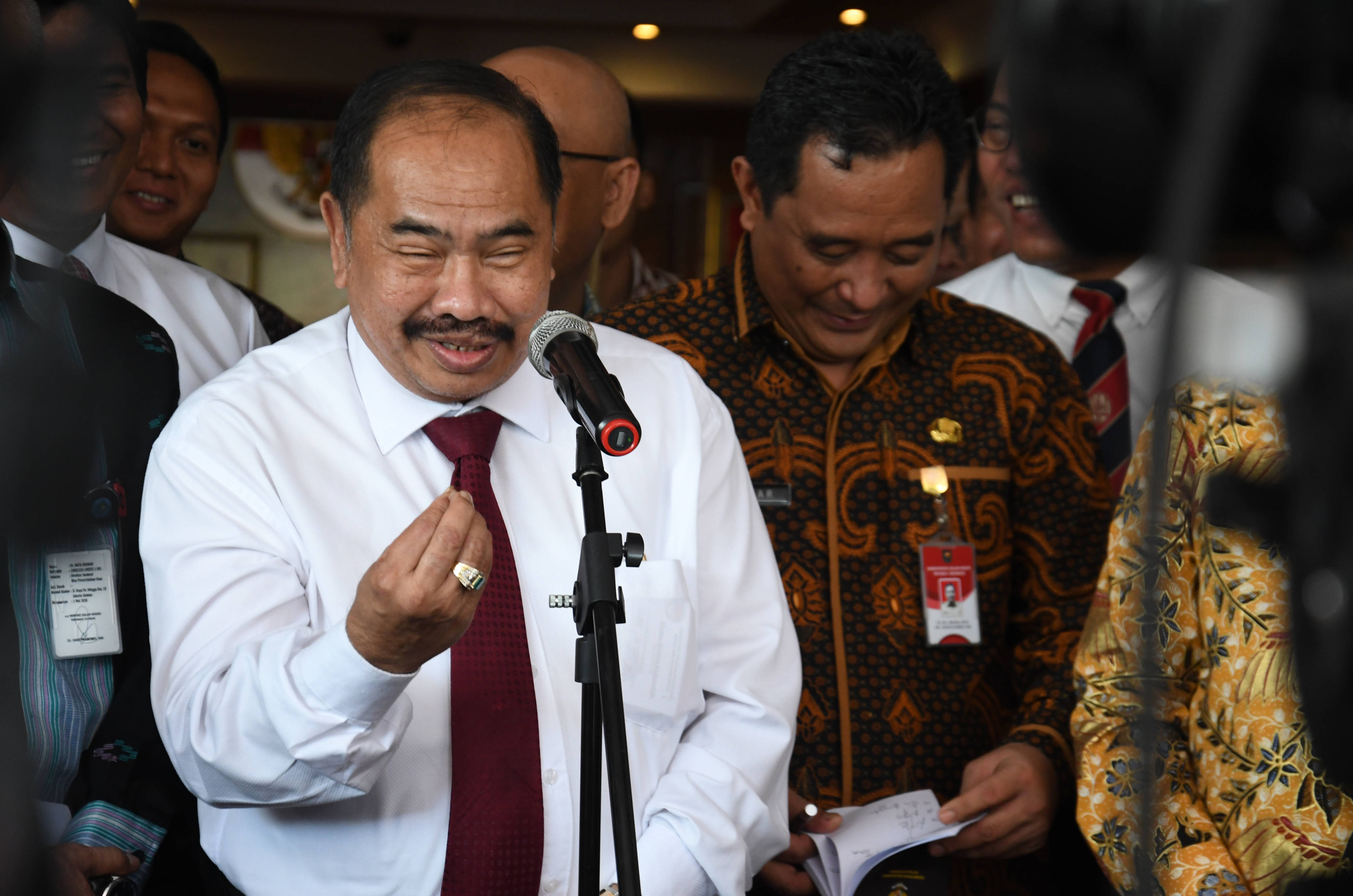 Kepala Pusat Pelaporan Analisis dan Transaksi Keuangan (PPATK) Kiagus Ahmad Badaruddin (baju putih)