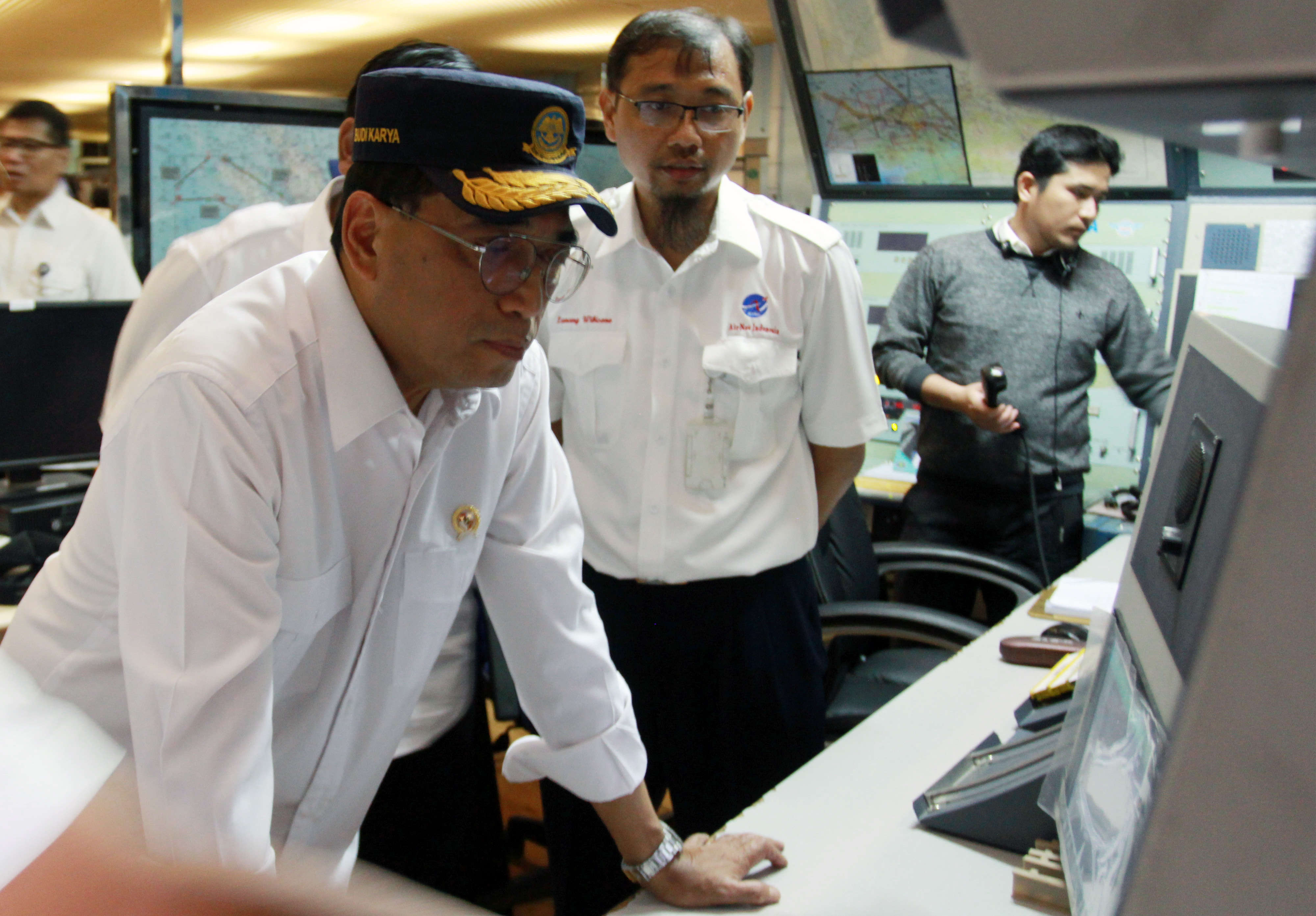 Menteri Perhubungan Budi Karya Sumadi melihat pergerakan pesawat di Runway 3 dari layar monitor Air Traffic Control Bandara Soekarno Hatta, 