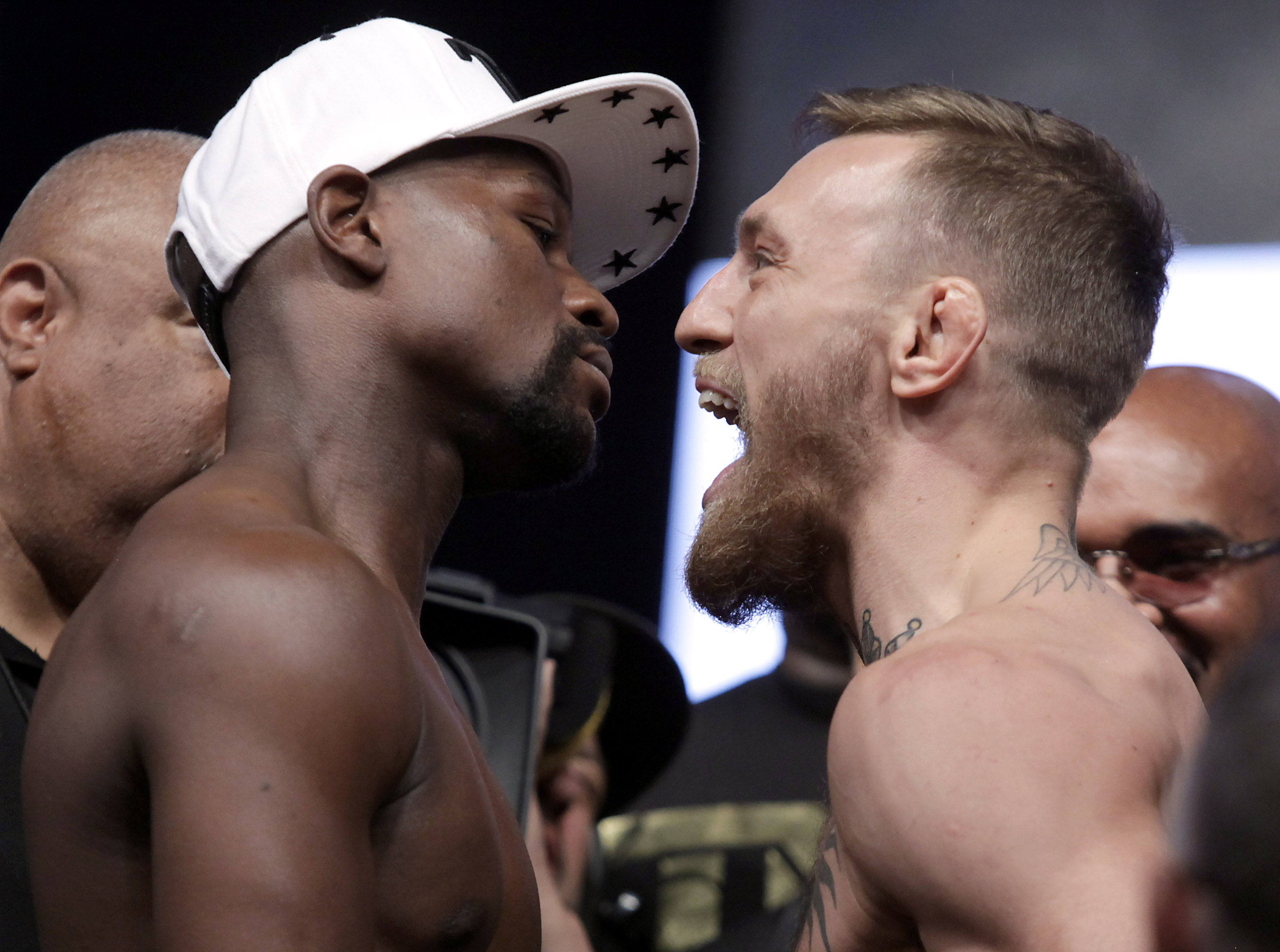 Floyd Mayweather (kiri) dan Conor McGregor