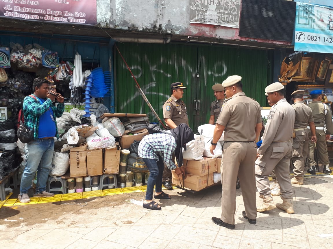 Penertiban PKL dan Parkir Liar sepanjang jalan Matraman Raya oleh aparat gabungan.