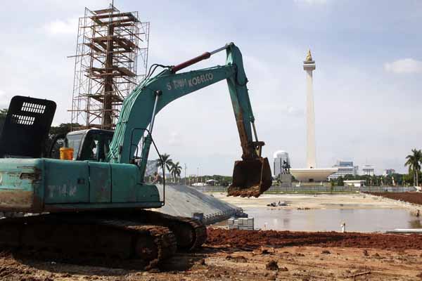 Suasana proyek revitalisasi Monas di taman silang Merdeka, Jakarta, Minggu (26/1)