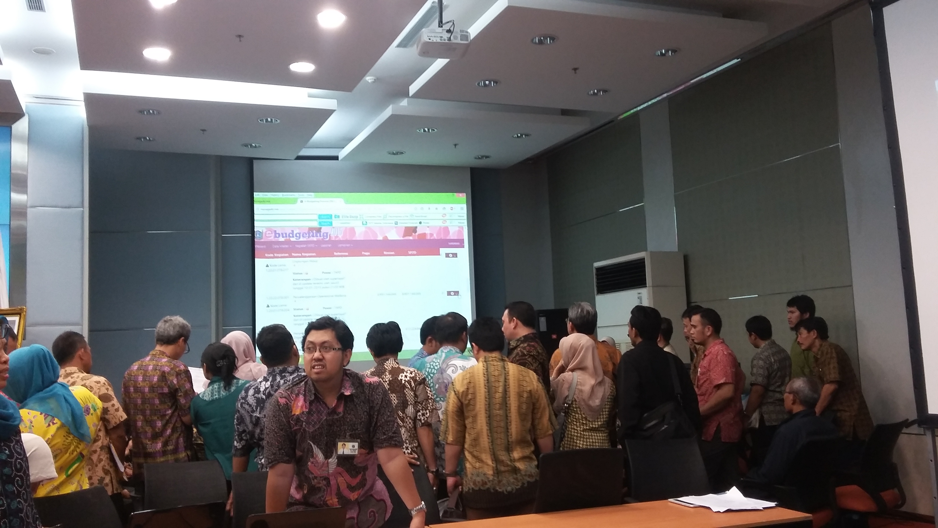 Sejumlah PNS meng-input data e-budgeting