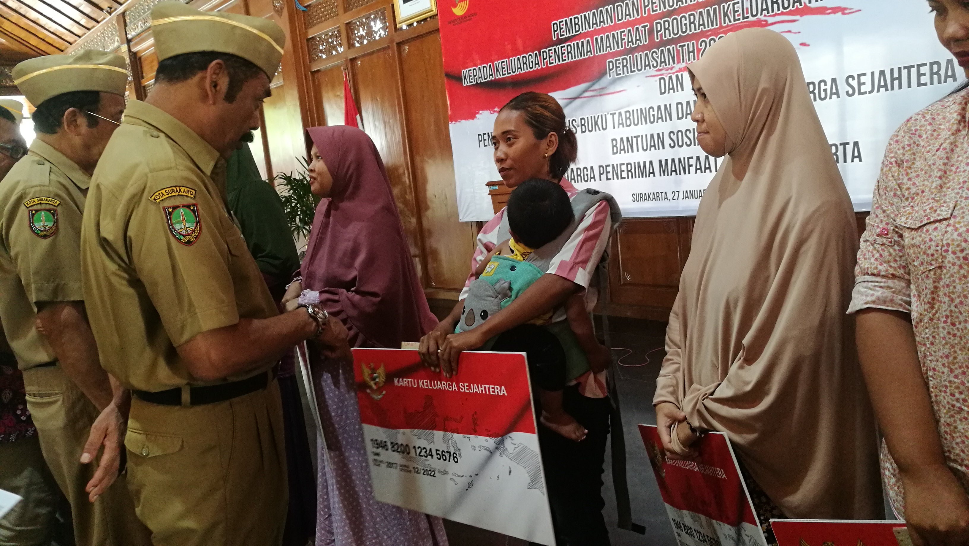 Wali Kota Surakarta, FX Hadi Rudyatmo saat memberikan kartu keluarga sejahtera secara simbolis di Pendopo Gede, Surakarta, Senin (27/1/2020)
