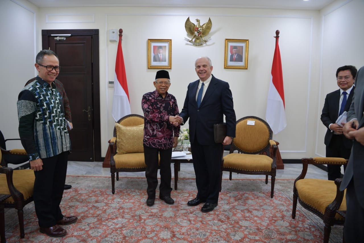 Duta Besar AS untuk Indonesia Joseph R. Donovan Jr berpamitan pada Wakil Presiden RI Ma’ruf Amin, usai melakukan dialog, Jum'at (17/1).