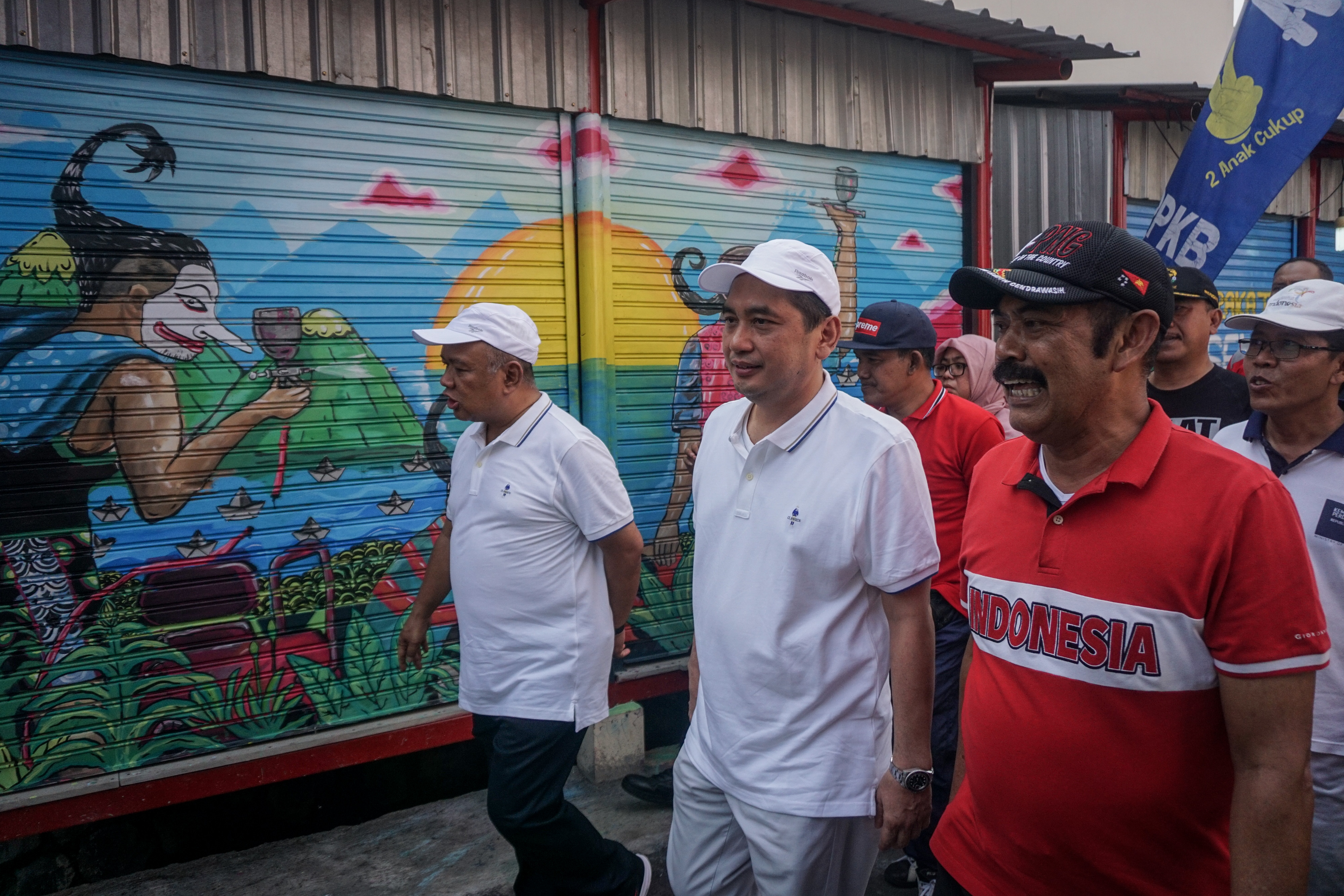 Menteri Perdagangan, Agus Suparmanto, saat meninjau shelter pusat pengecatan airbrush di Solo, Jawa Tengah.