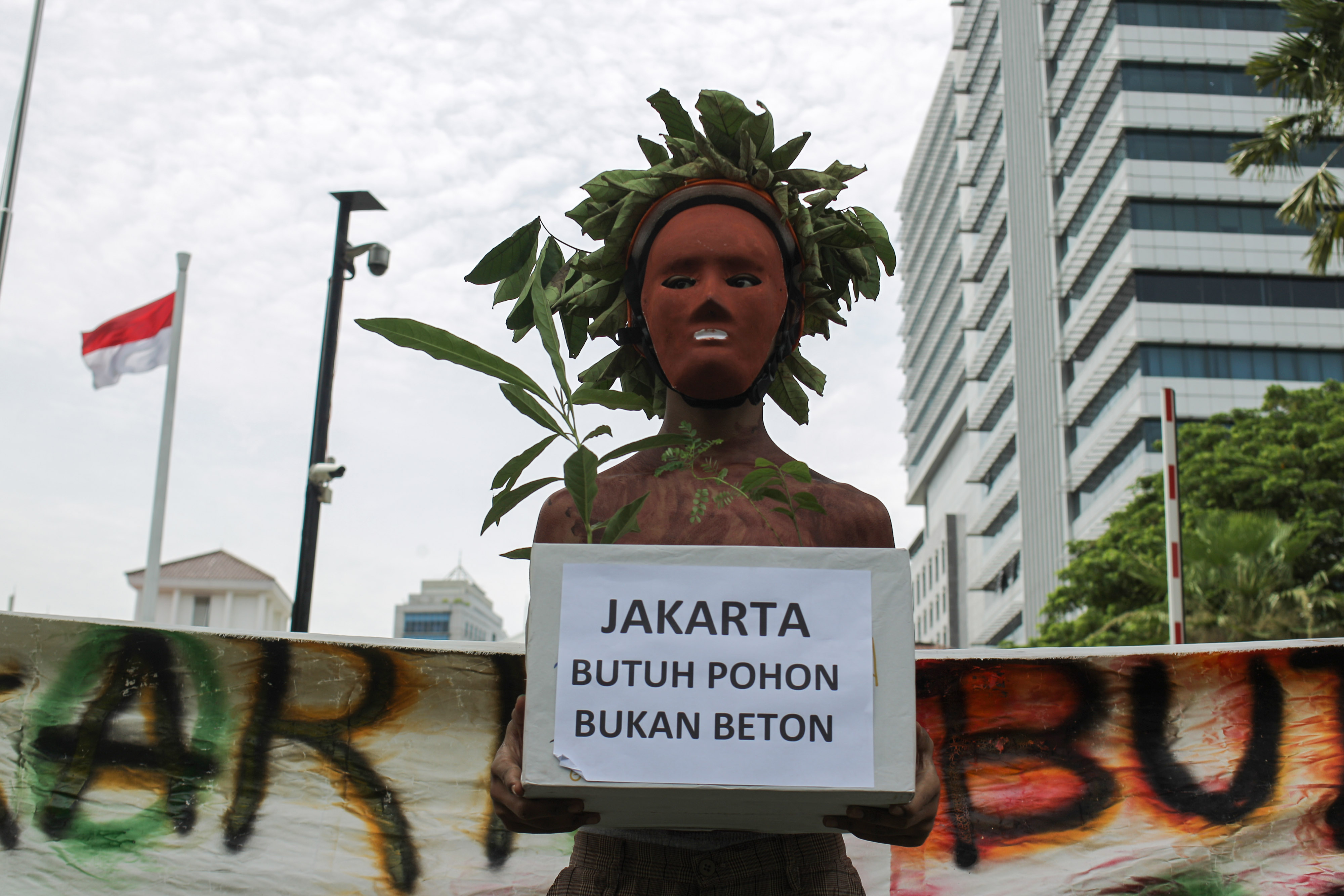 Sejumlah aktivis Wahana Lingkungan Hidup Indonesia melakukan aksi diam 