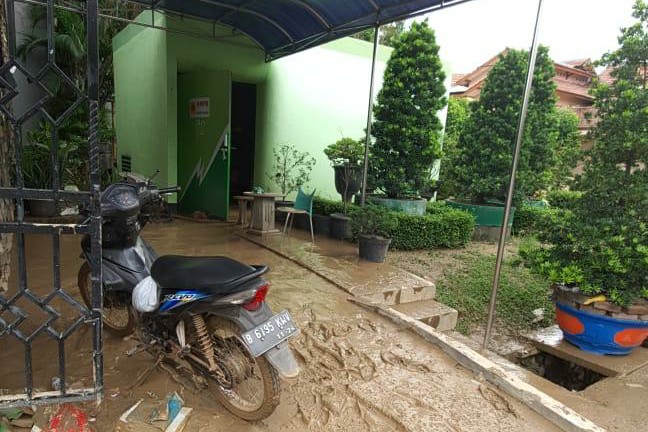 Banjir masih melanda, listrik pun belum pulih