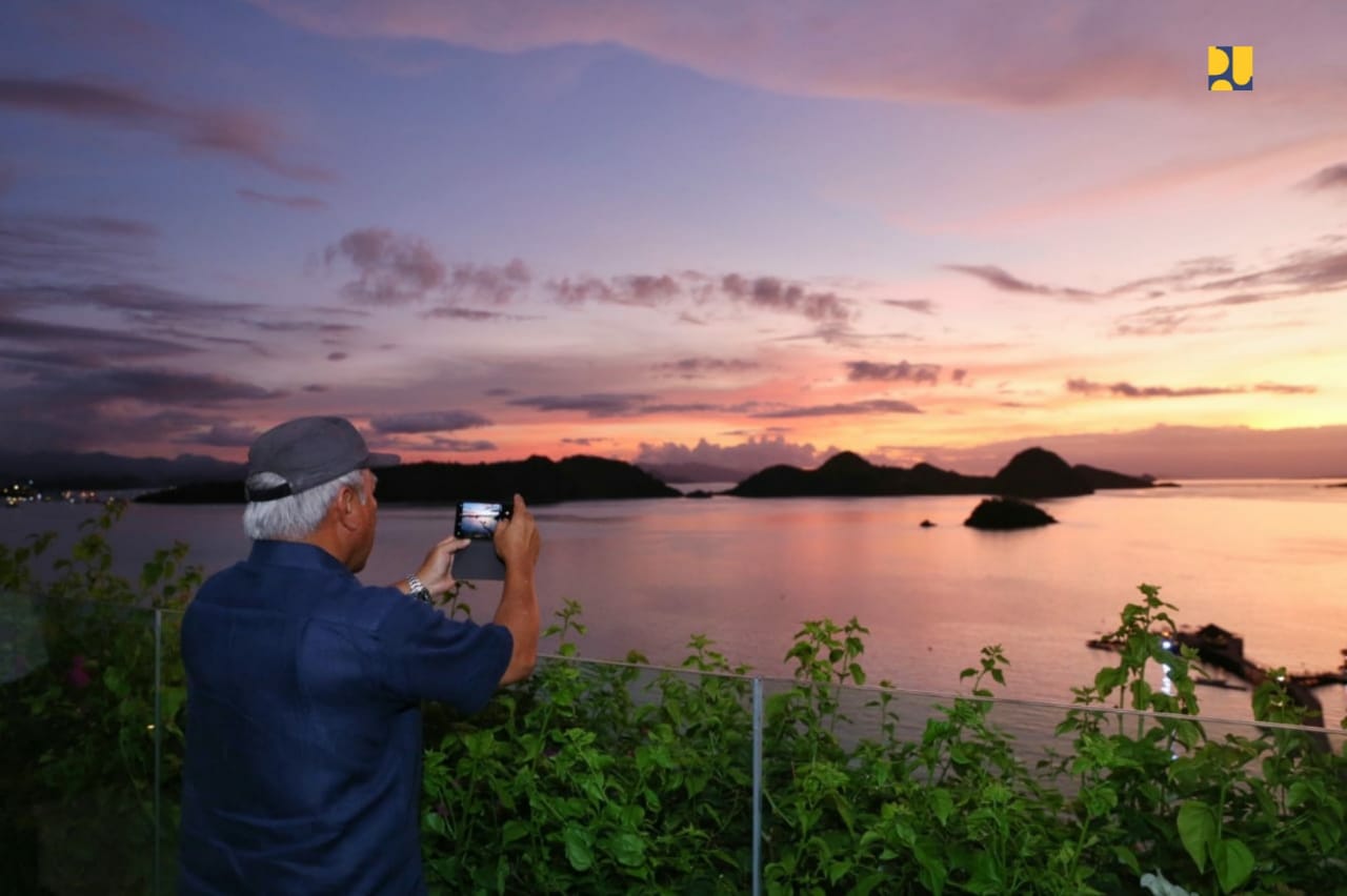 Menteru Pu-Pera Basuki Hadimuljono di kawasan Labuan Bajo