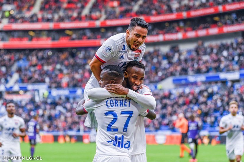 Para pemain Lyon melakukan selebrasi usai mencetak gol ke gawang Toulouse