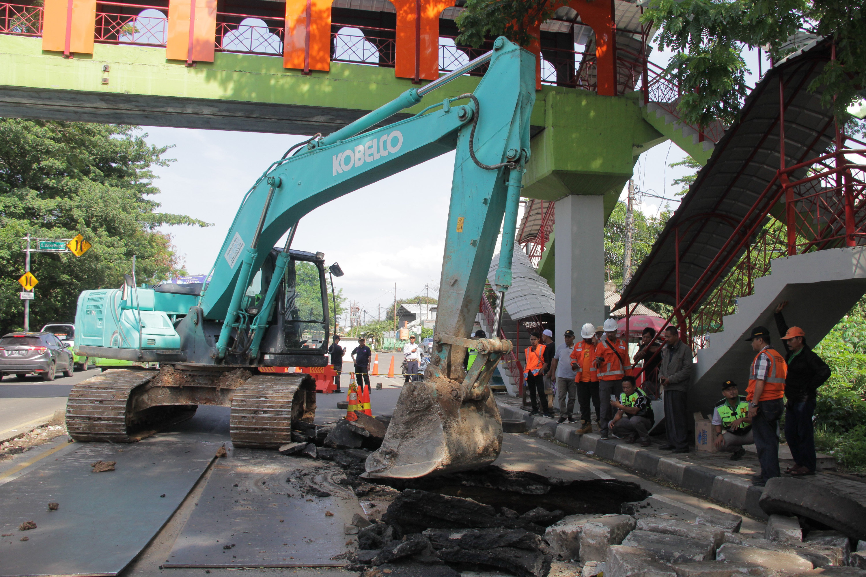 Jalan amblas di bawah Jembatan Penyebrangan Orang (JPO) SDN Inpres Tanah Tinggi , Daan Mogot, Tangerang, Minggu (12/1)