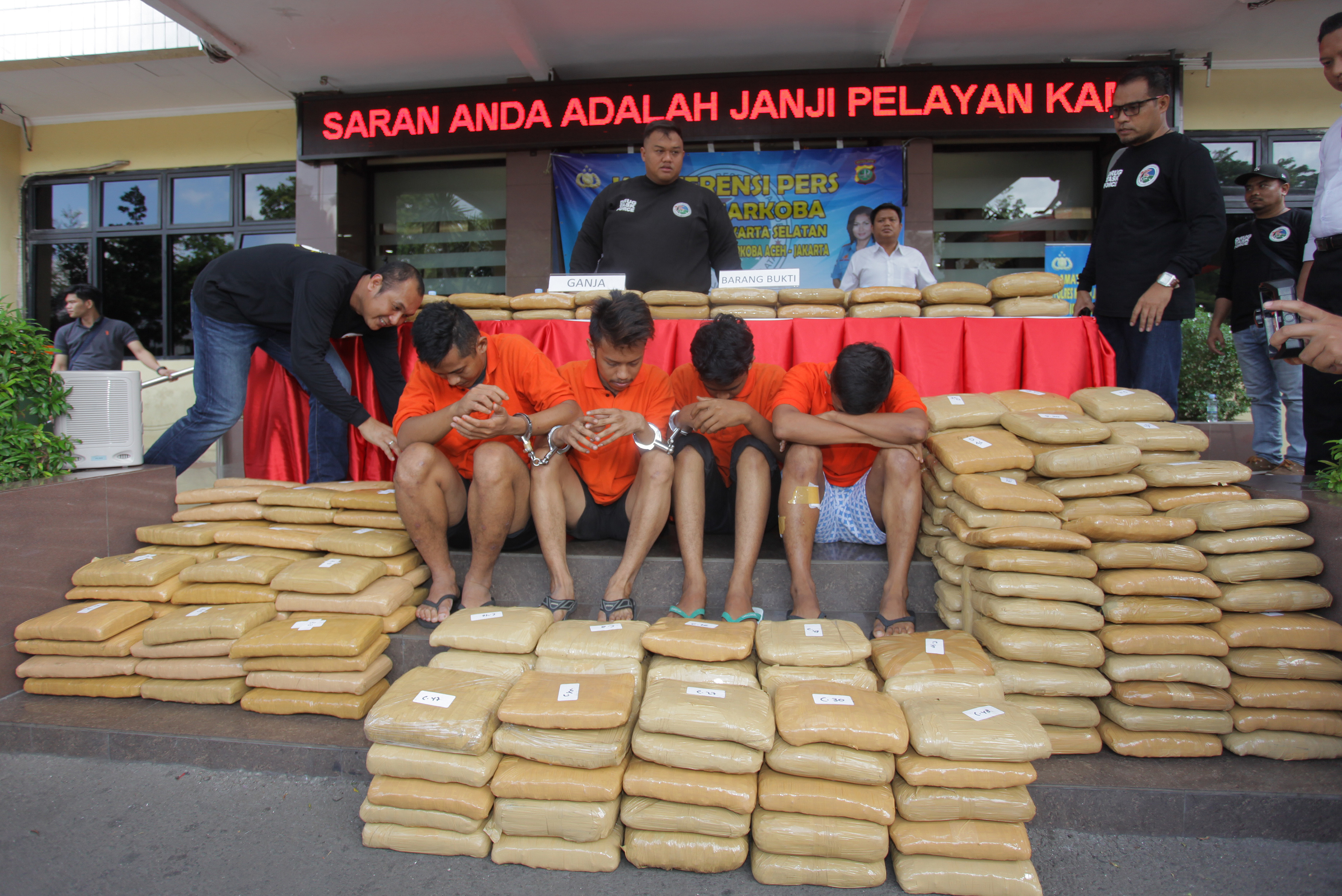 Ilustrasi: Polisi menunjukan tersangka dan barang bukti kasus Narkoba jenis ganja jaringan aceh 