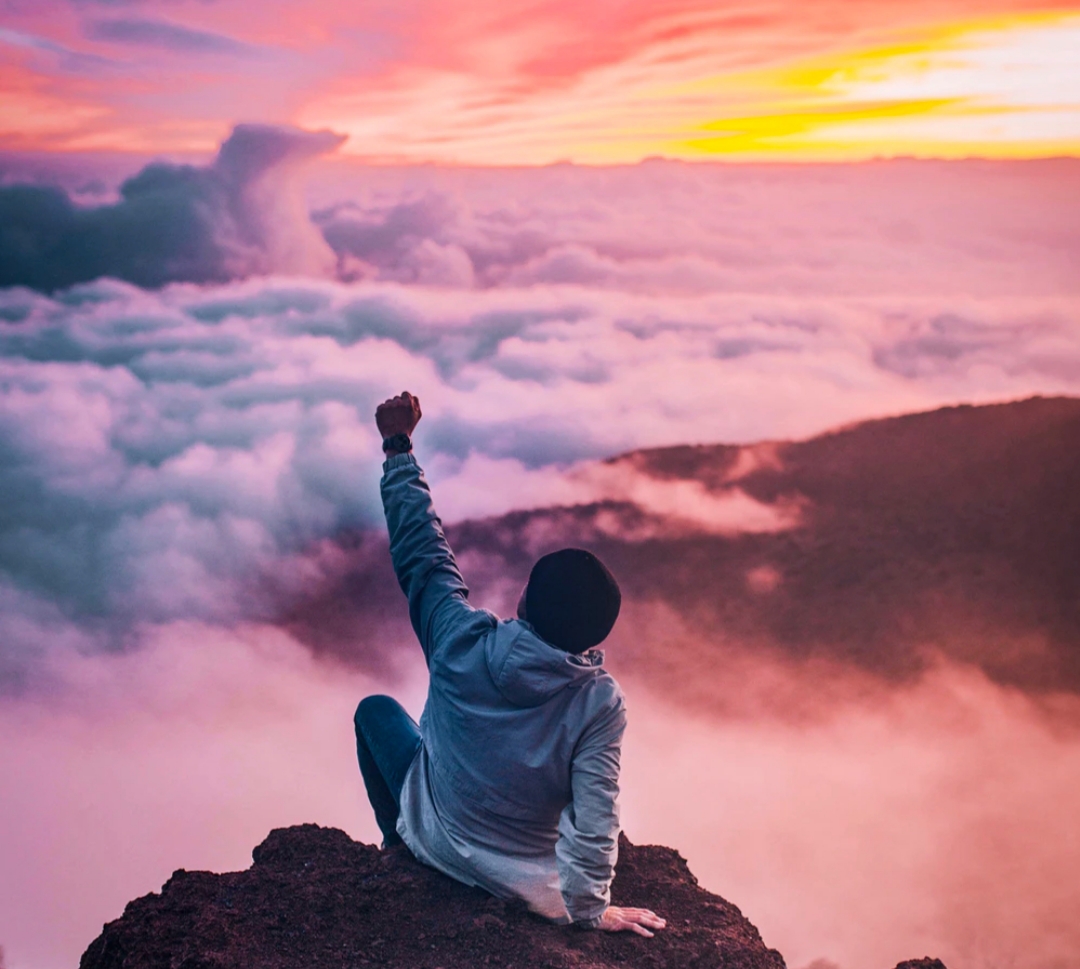 Menurut para ahli psikologis, kebahagiaan dapat dibangun dengan bersikap positif.