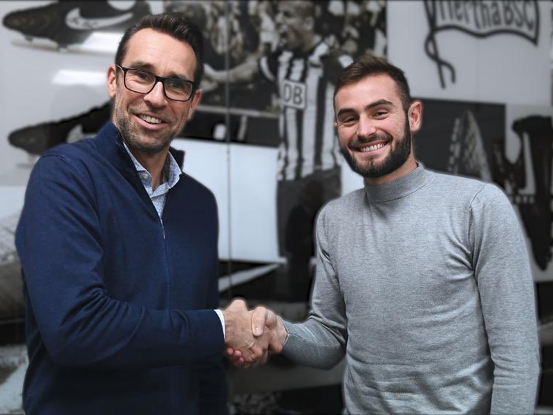 Luxas Tousart (kanan) usai menandatangani kontrak dengan Hertha Berlin