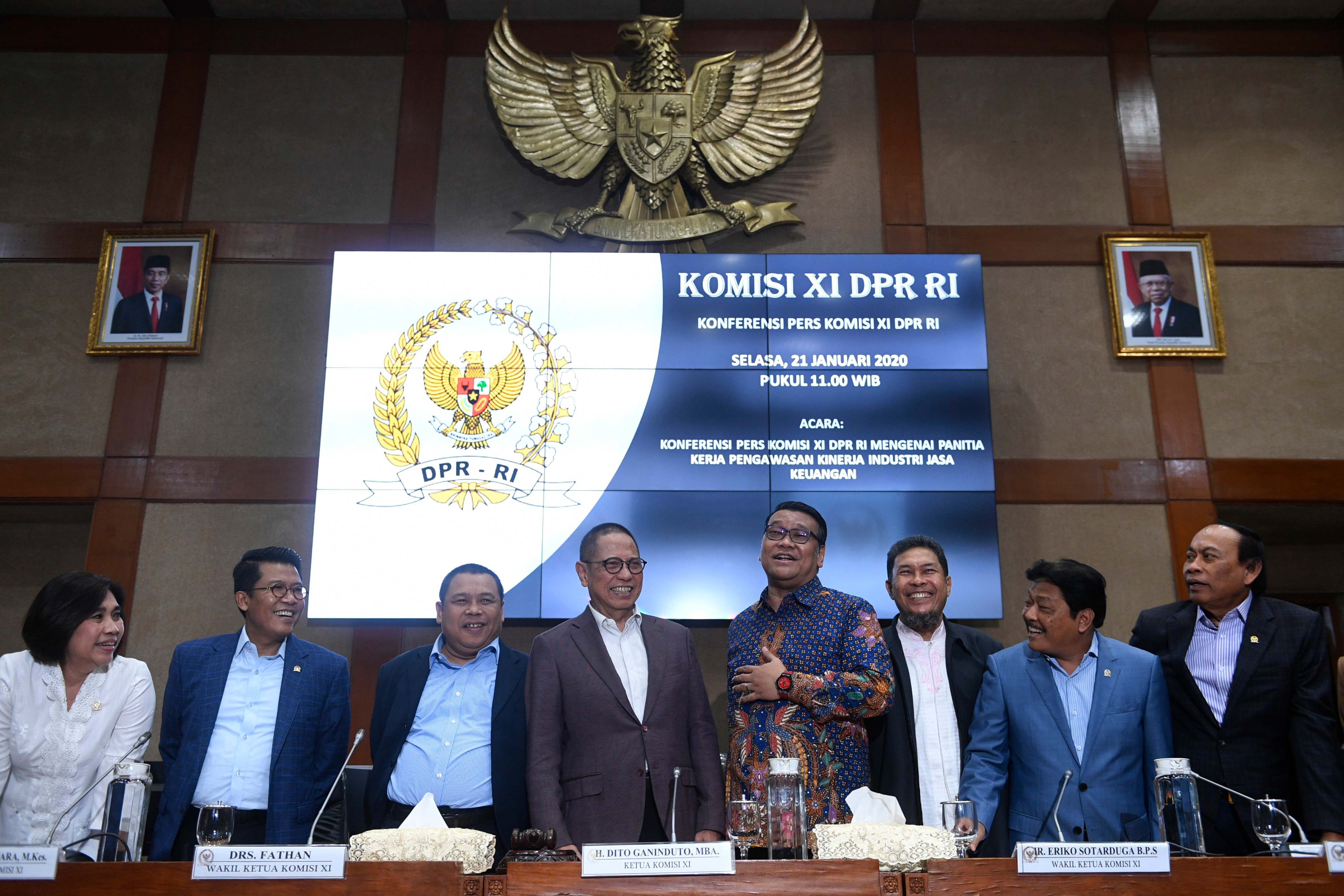 Ketua Komisi XI DPR Dito Ganinduto (keempat kiri) bersama Wakil Ketua Eriko Sotarduga (keempat kanan), Fathan (ketiga kiri).