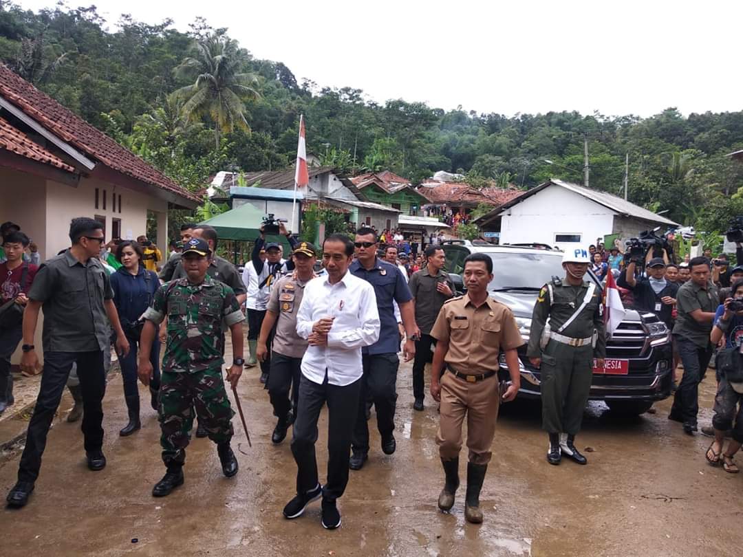 Presiden Joko Widodo mengunjungi lokasi bencana banjir di Sukajaya, Kabupaten Bogor