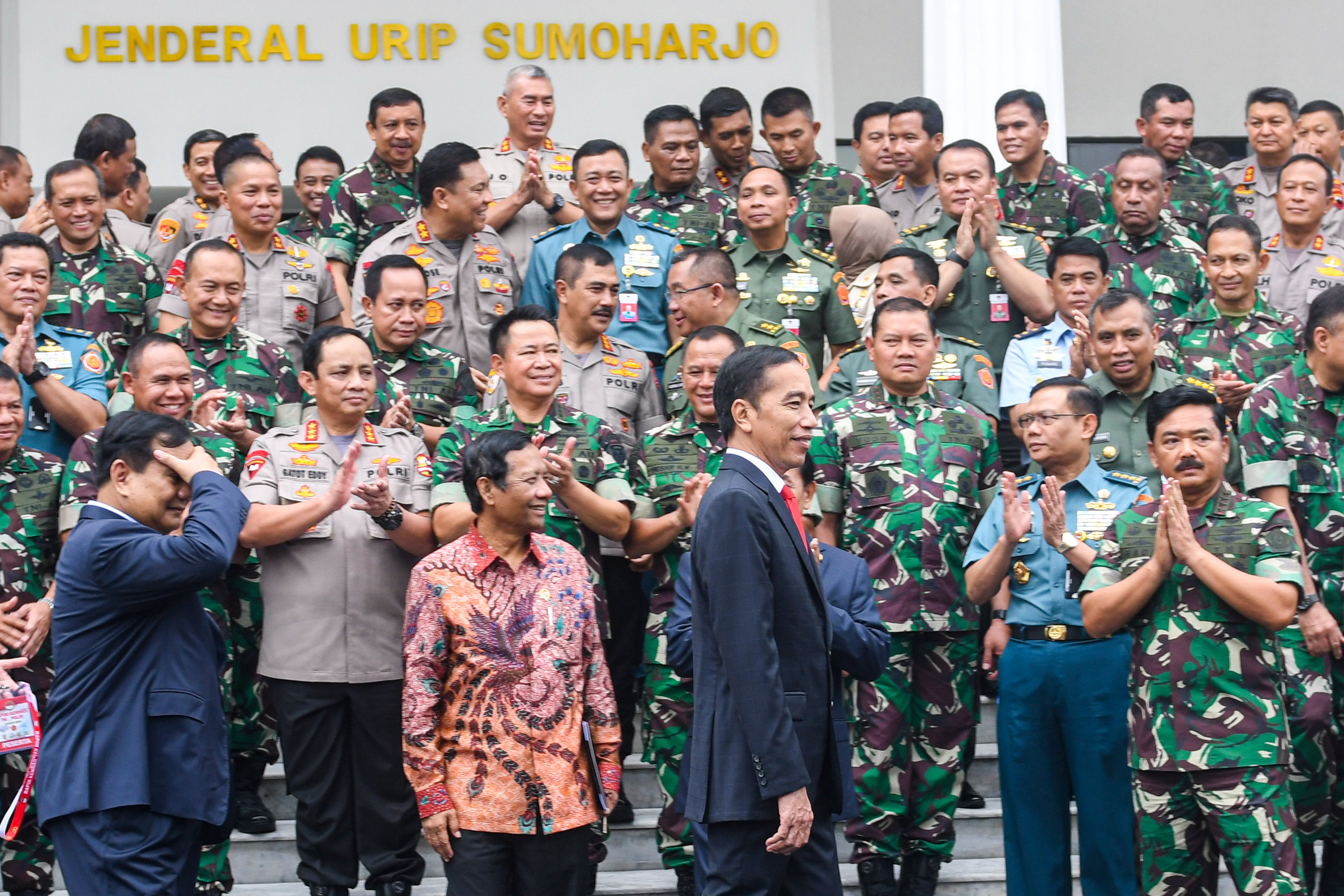 Presiden Joko Widodo (tengah) didampingi Menteri Pertahanan Prabowo Subianto (kiri), Menko Polhukam Mahfud MD (kedua kiri) dan Panglima TNI