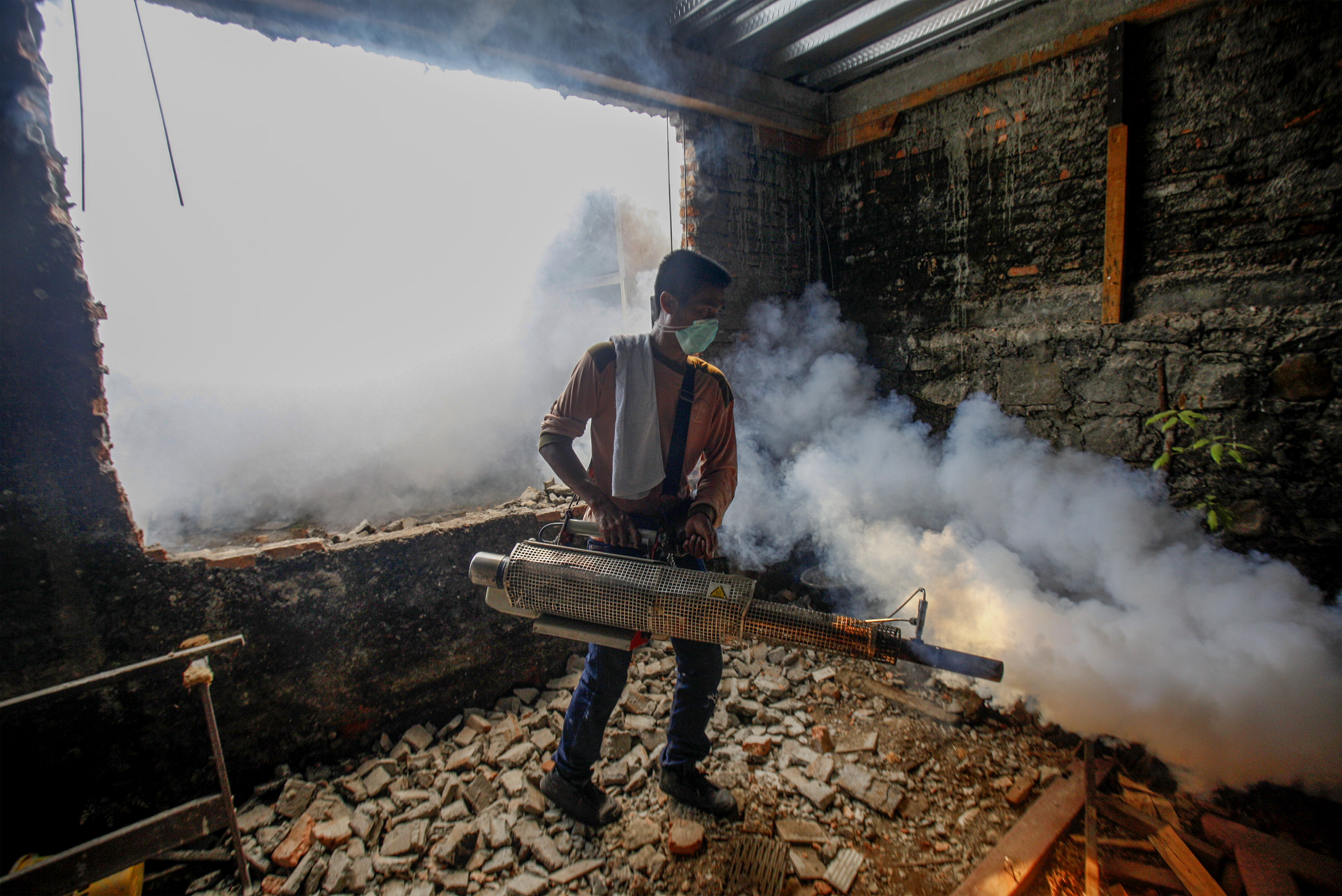 Petugas melakukan pengasapan untuk mencegah penyebaran nyamuk demam berdarah.