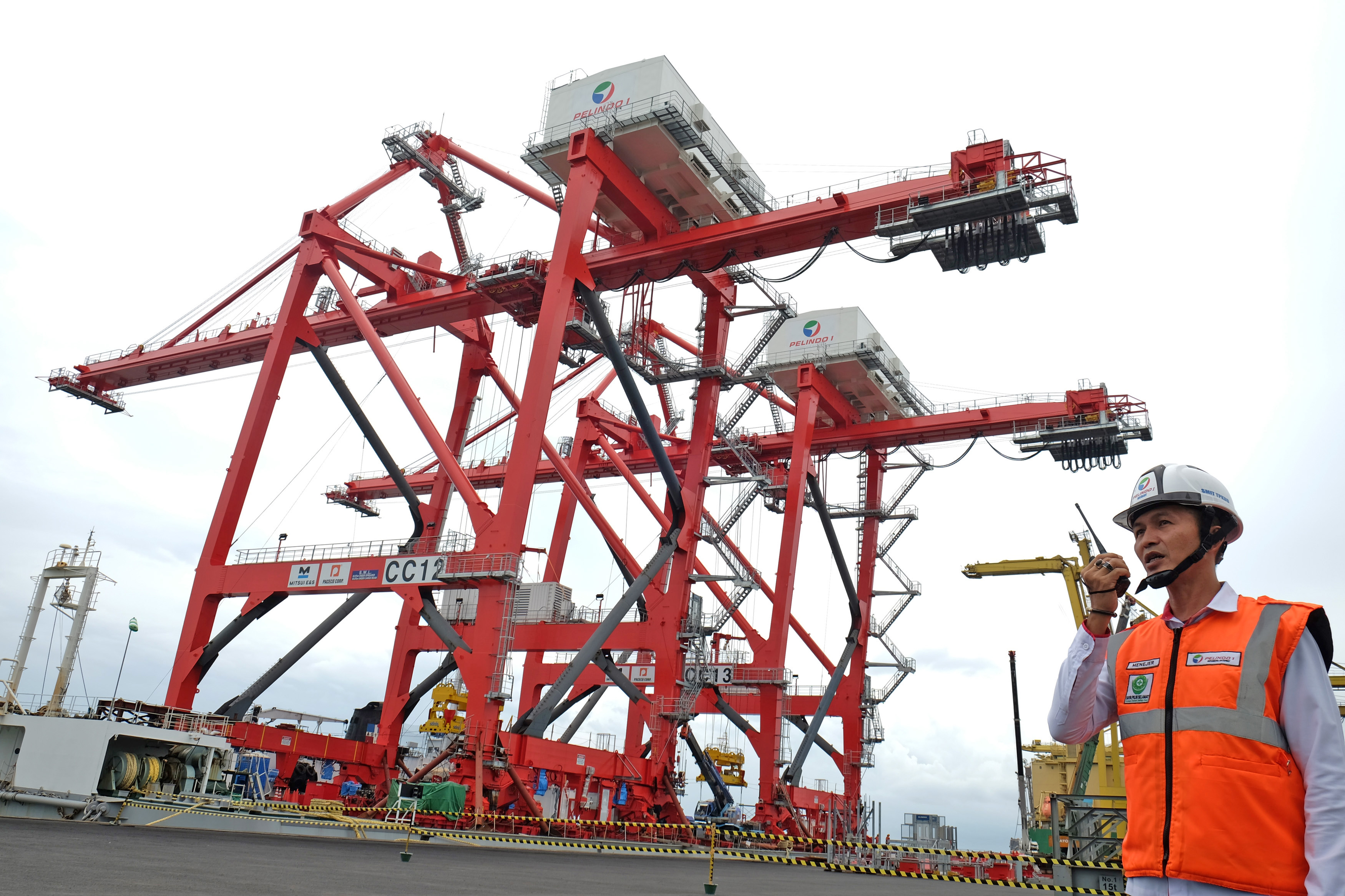 Petugas Pelindo I memeriksa proses pemindahan ship to shore crane dari kapal ke Terminal Peti Kemas Domestik Belawan (TPKDB) di Medan.