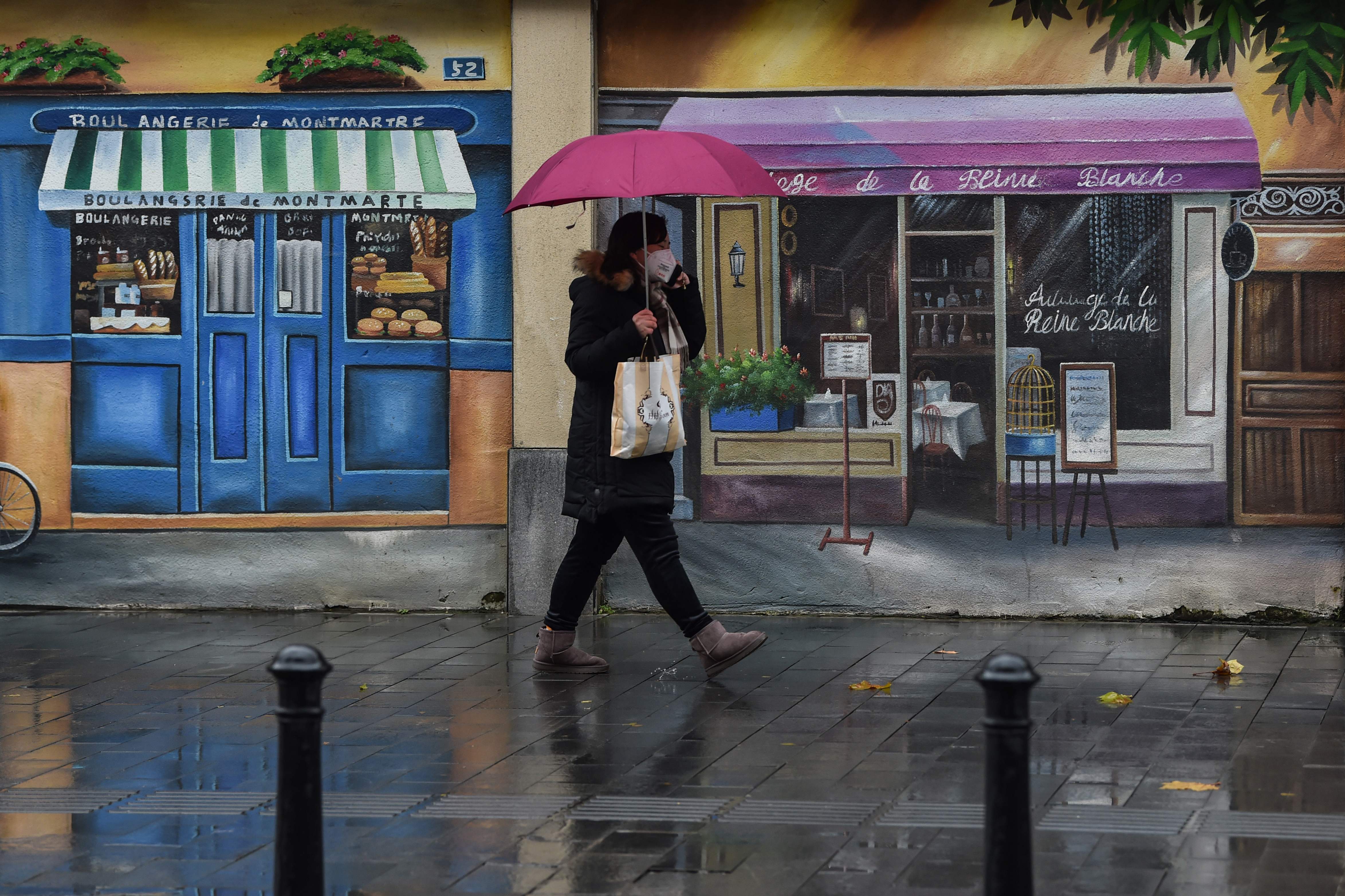 Seorang perempuan berjalan menggunakan masker di tengah wabah virus mematikan di Wuhan, Tiongkok.