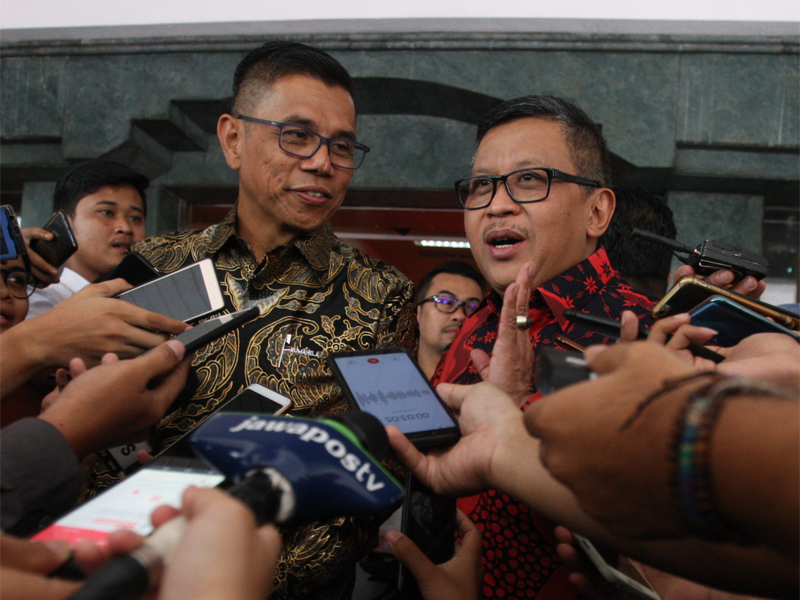 Sekjen PDI Perjuangan Hasto Kristiyanto (kanan) dan  Sekjen Partai Demokrat Hinca Panjaitan, menjawab pertanyaan wartawan.