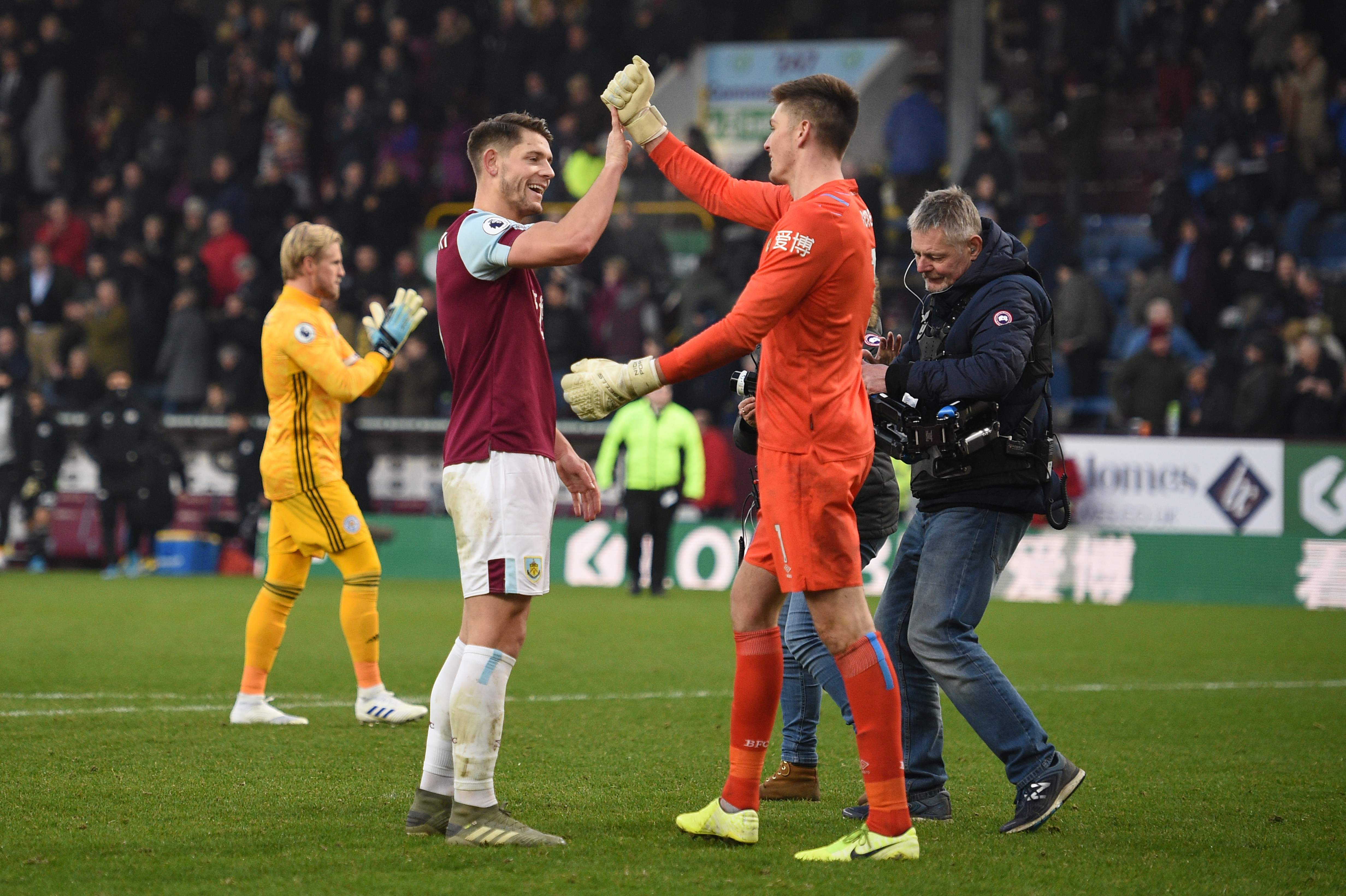 Penjaga gawang Nick Pope (kanan) dan James Tarkowski merayakan kemenangan Burnley atas Leicester City.