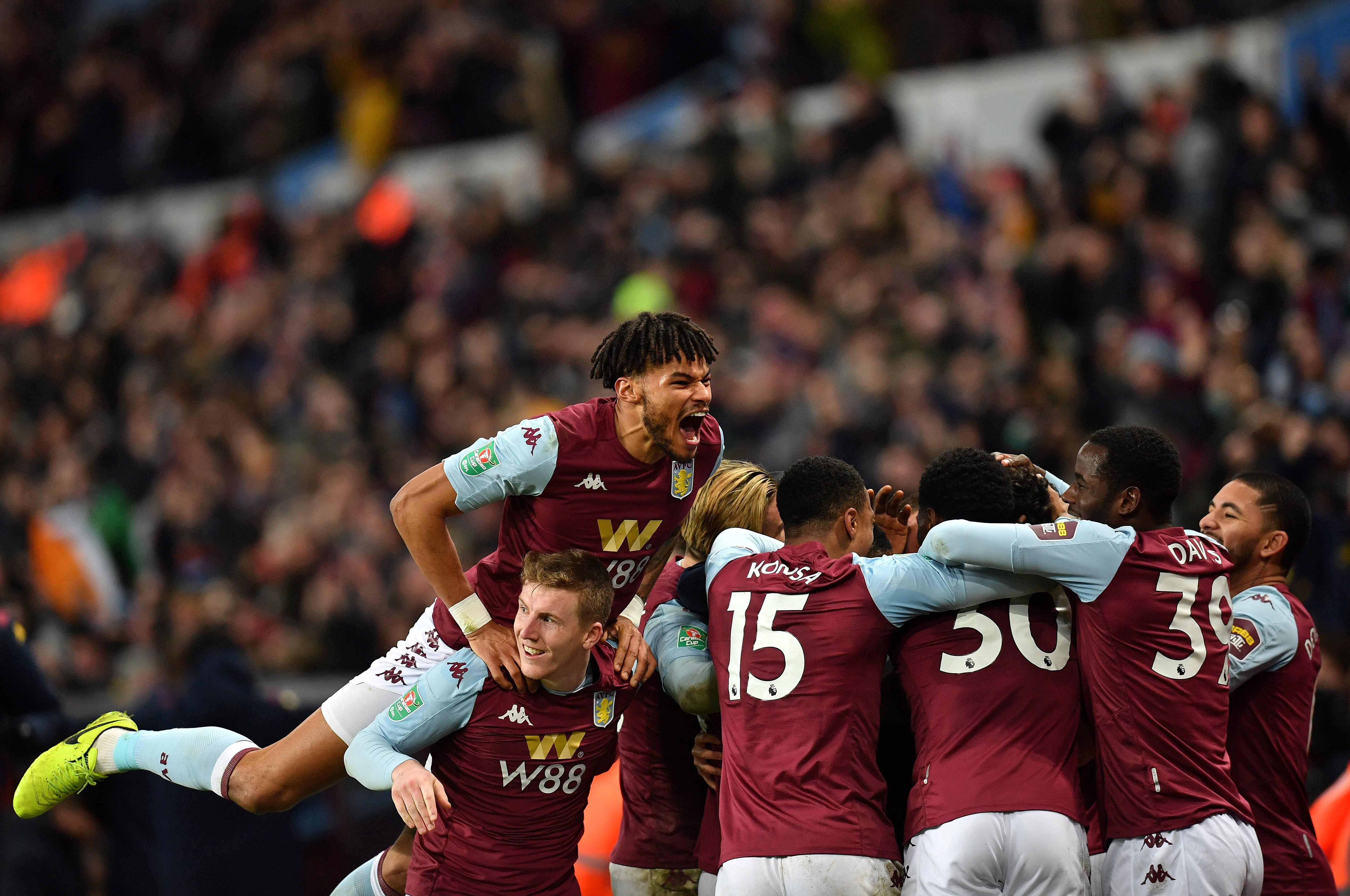 Para pemain Aston Villa melakukan selebrasi usai Trezeguet menjebol gawang Leicester City di laga leg kedua semifinal Piala Liga