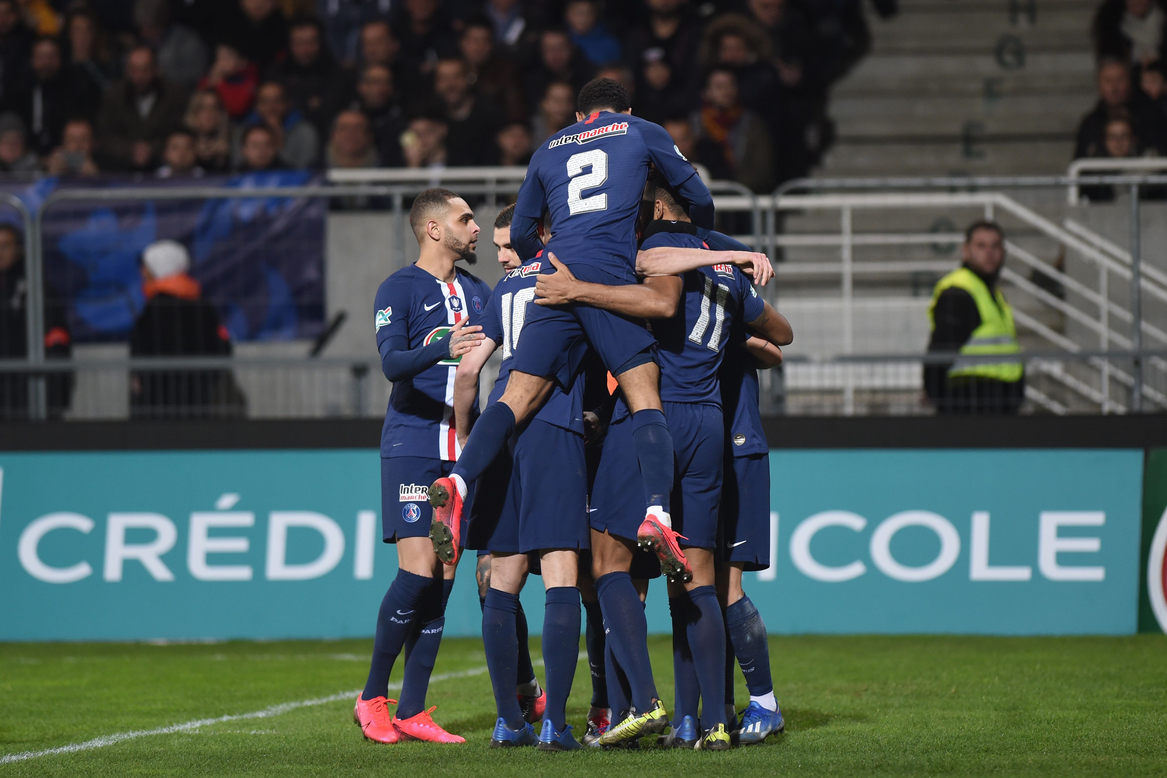 Para pemain PSG melakukan selebrasi usai mencetak gol ke gawnag Pau.