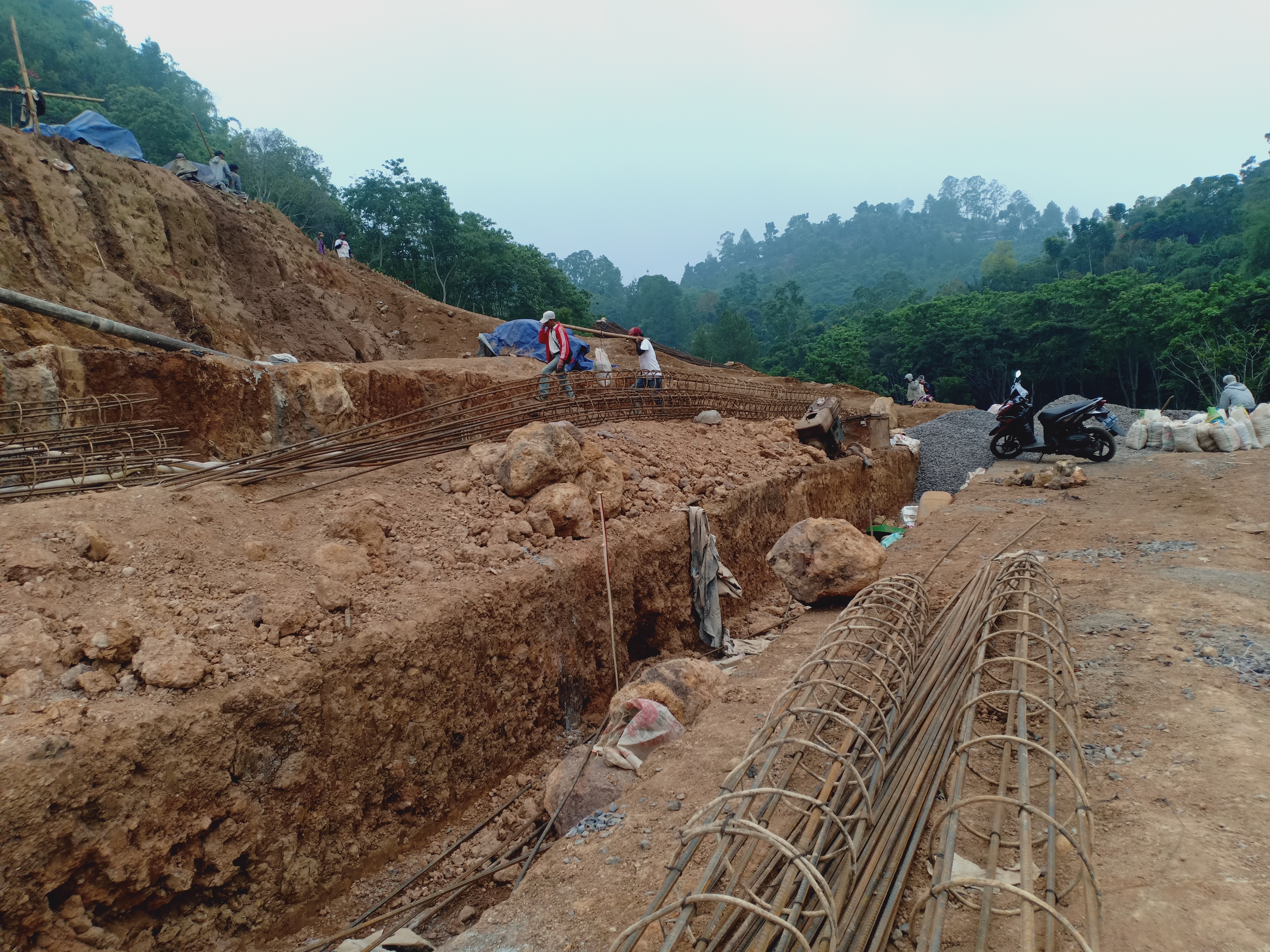 Sejumlah pekerja menyelesaikan pembangunan Pramestha Resort Town di Kecamatan Lembang, Selasa (21/1/2020)