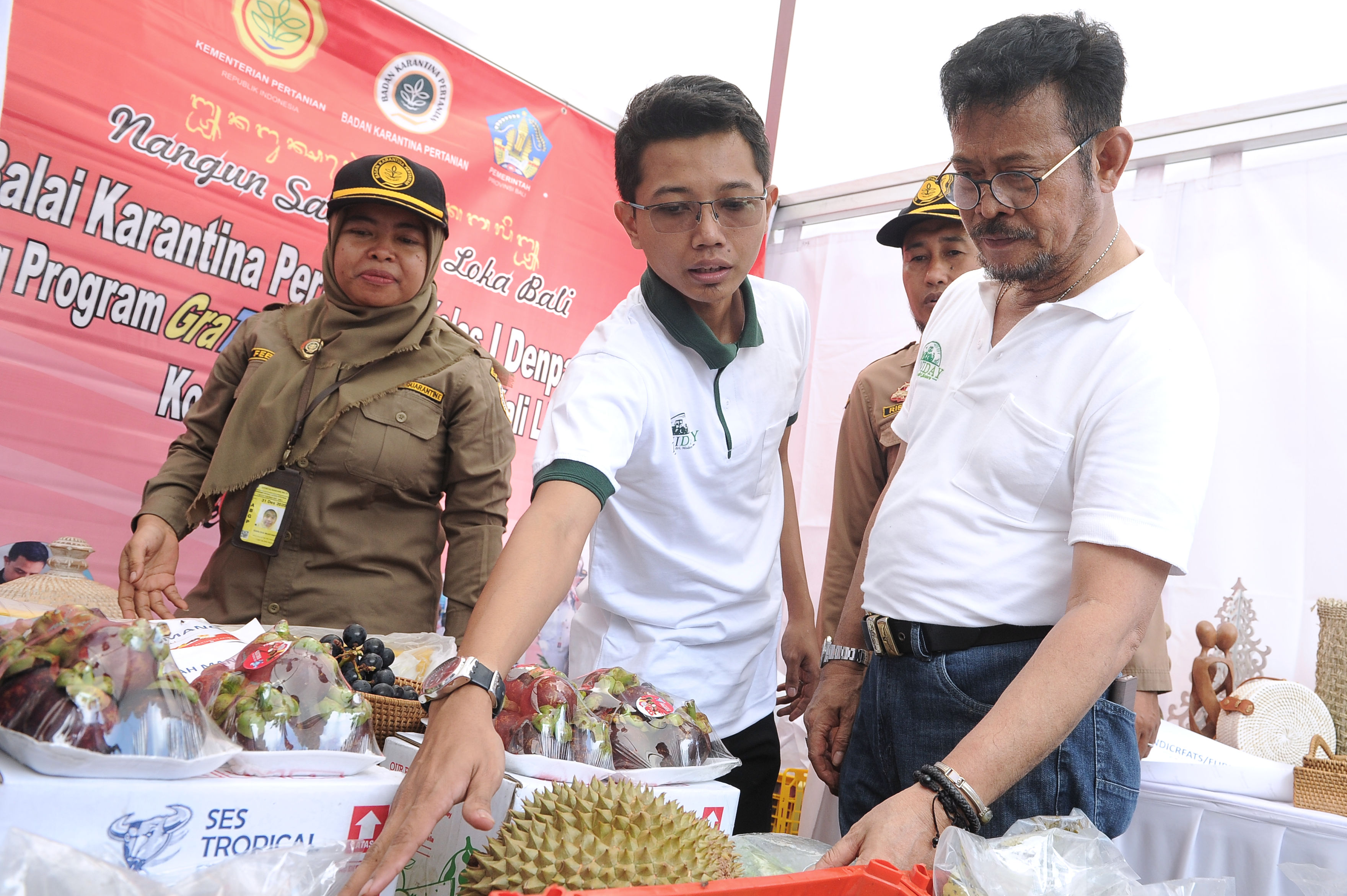  Menteri Pertanian Syahrul Yasin Limpo (kanan) meninjau stan produk pertanian saat 