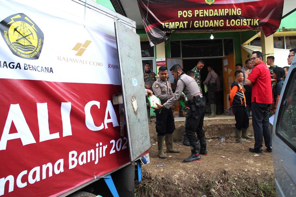 Rajawali Foundation menyalurkan bantuan untuk korban bencana tanah longsor di Kecamatan Sukajaya, Kabupaten Bogor, Jawa Barat. 