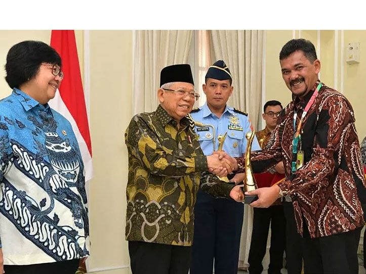 Pj General Manager PHE Jambi Merang Junizar Harman (kanan) menerima penghargaan Proper Emas dari Wakil Presiden Ma'ruf Amin  