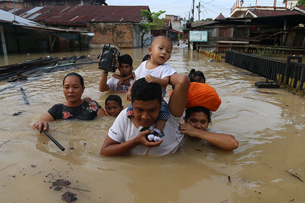 Warga menyelamatkan diri dari banjir