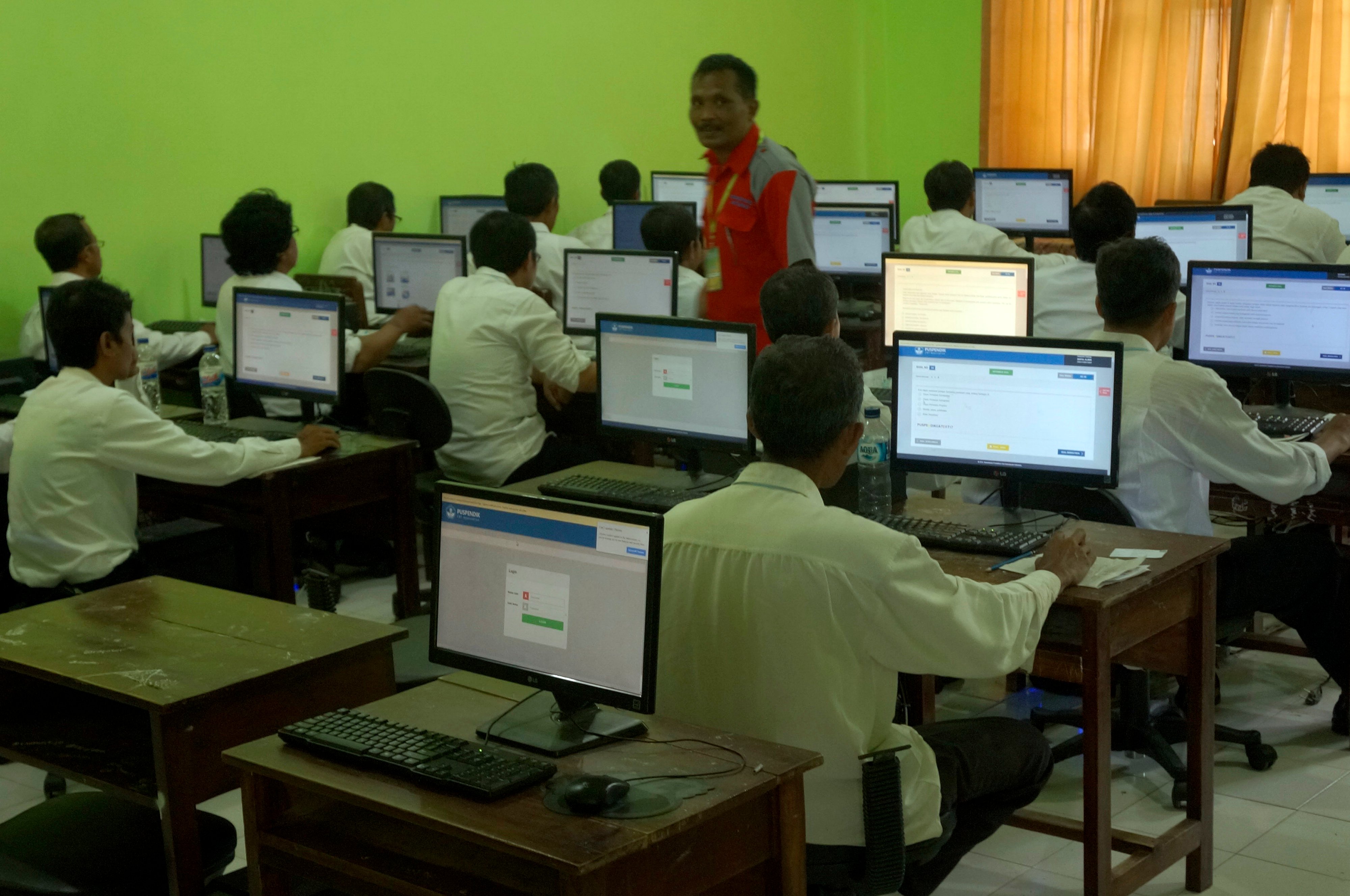 Tenaga honorer Pemkab Tulungagung, Jawa Timur tengah mengikut ujian seleksai PPPK