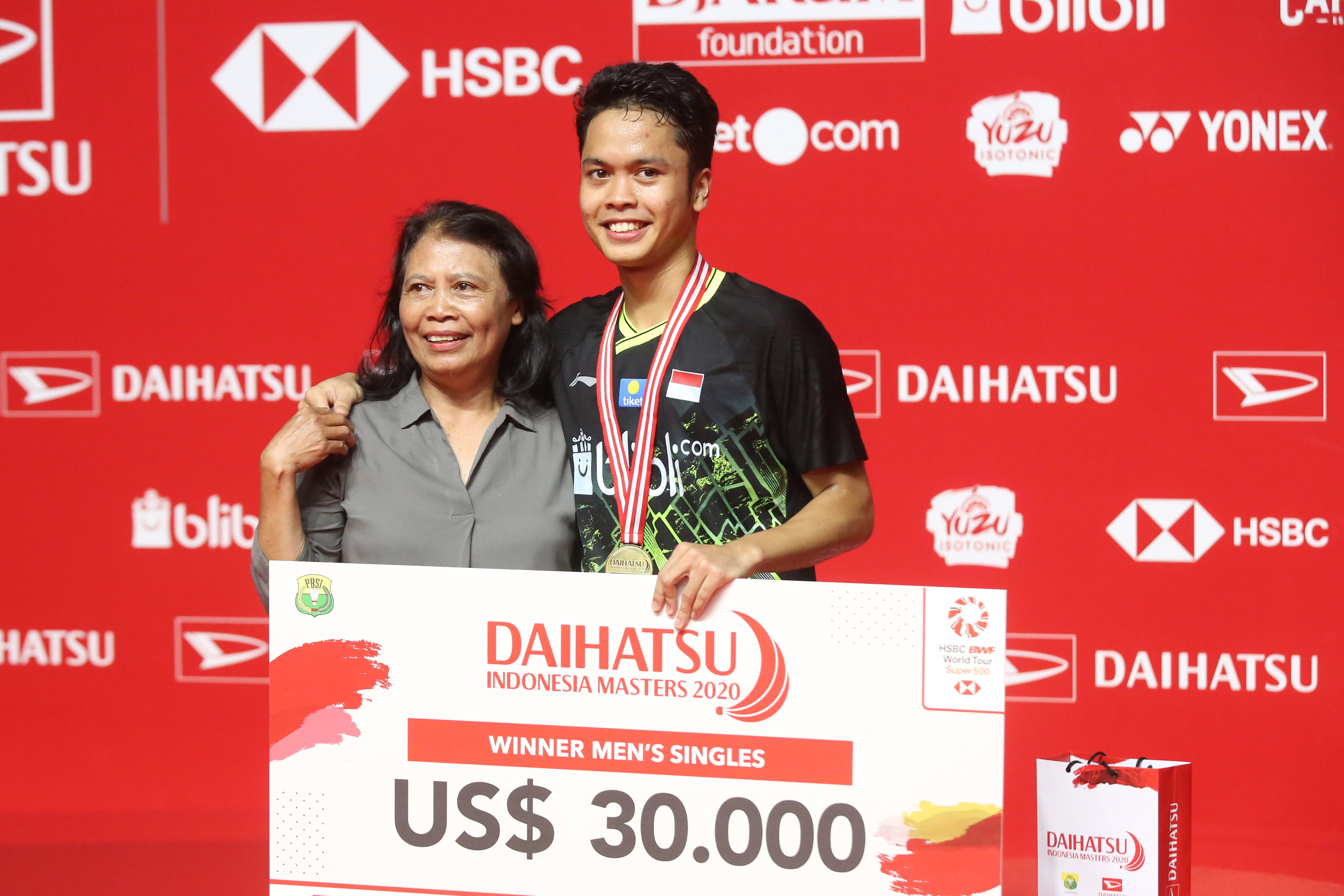 Pebulu tangkis tunggal putra Indonesia Anthony Sinisuka Ginting mengajak ibunya untuk berfoto seusai menjadi juara Indonesia Masters