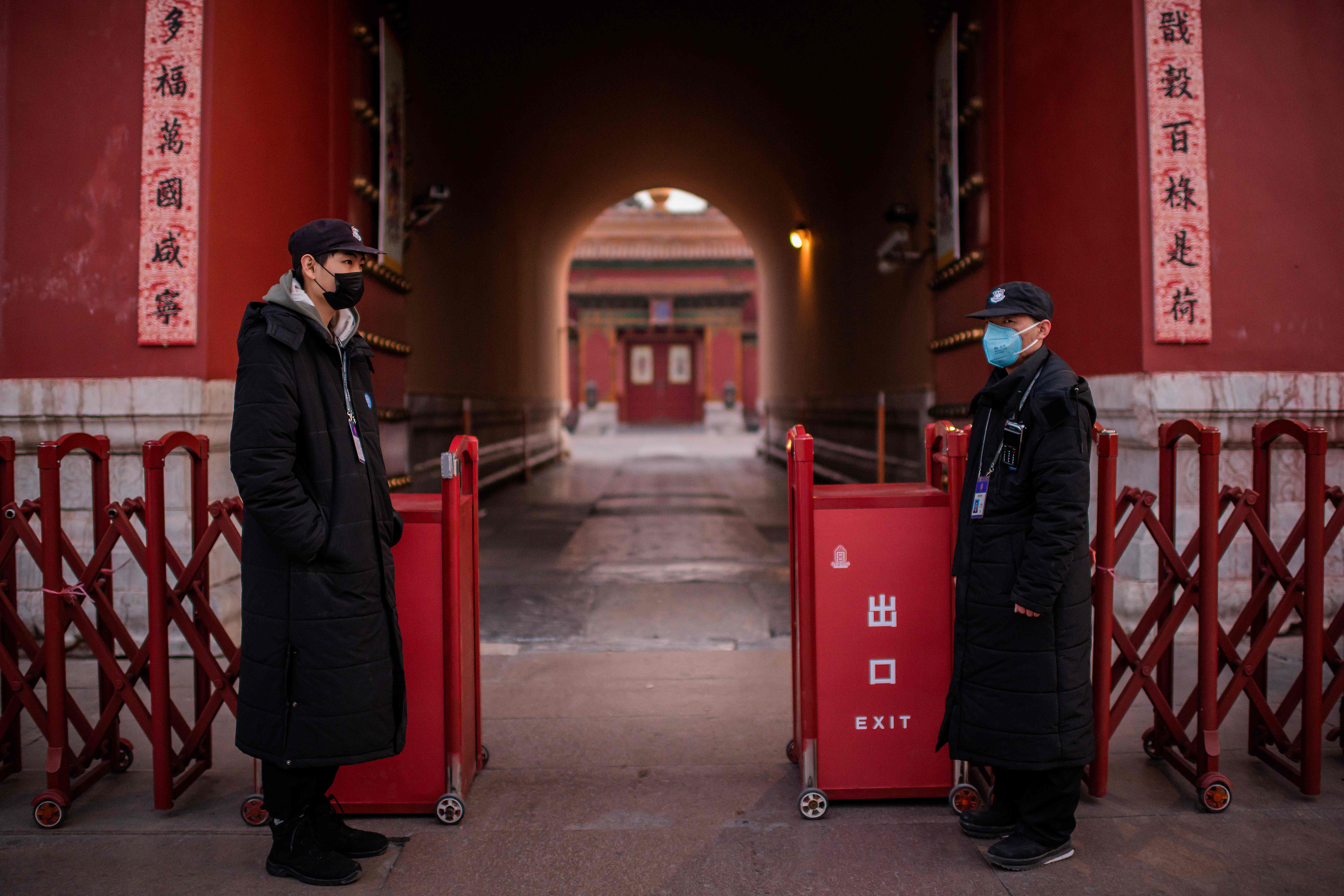 Petugas keamanan mengenakan masker berjaga di depan pintu masuk Kota Terlarang di Beijing, Tiongkok