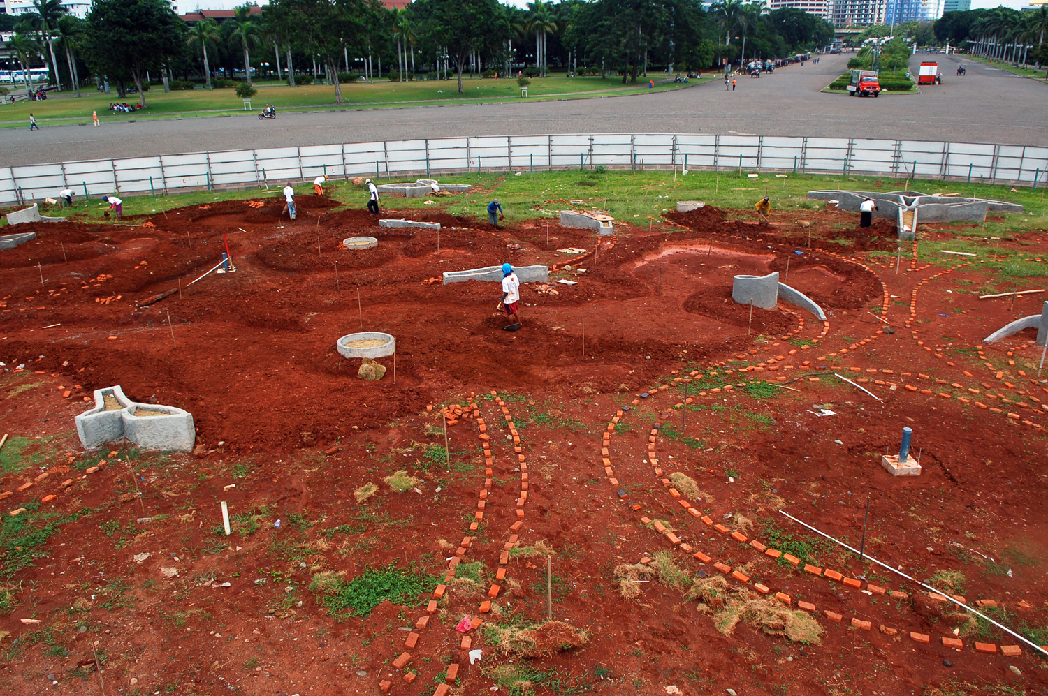  Para pekerja menggarap areal taman bagian dari revitalisasi Monas Jakarta
