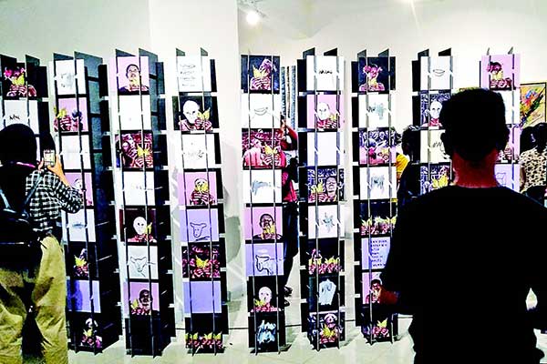 Pengunjung menyaksikan karya RB Ali berjudul Famous Figure (2019).