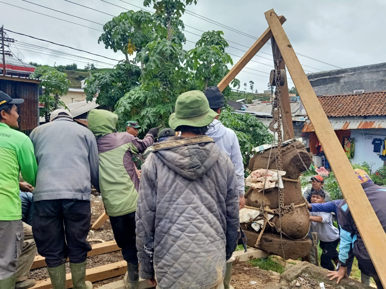  BPCB bekerja sama dengan Polsek dan Koramil Dieng melakukan pengangkatan temuan arca ganesha terbesar di dieng, Selasa (7/1/2020)