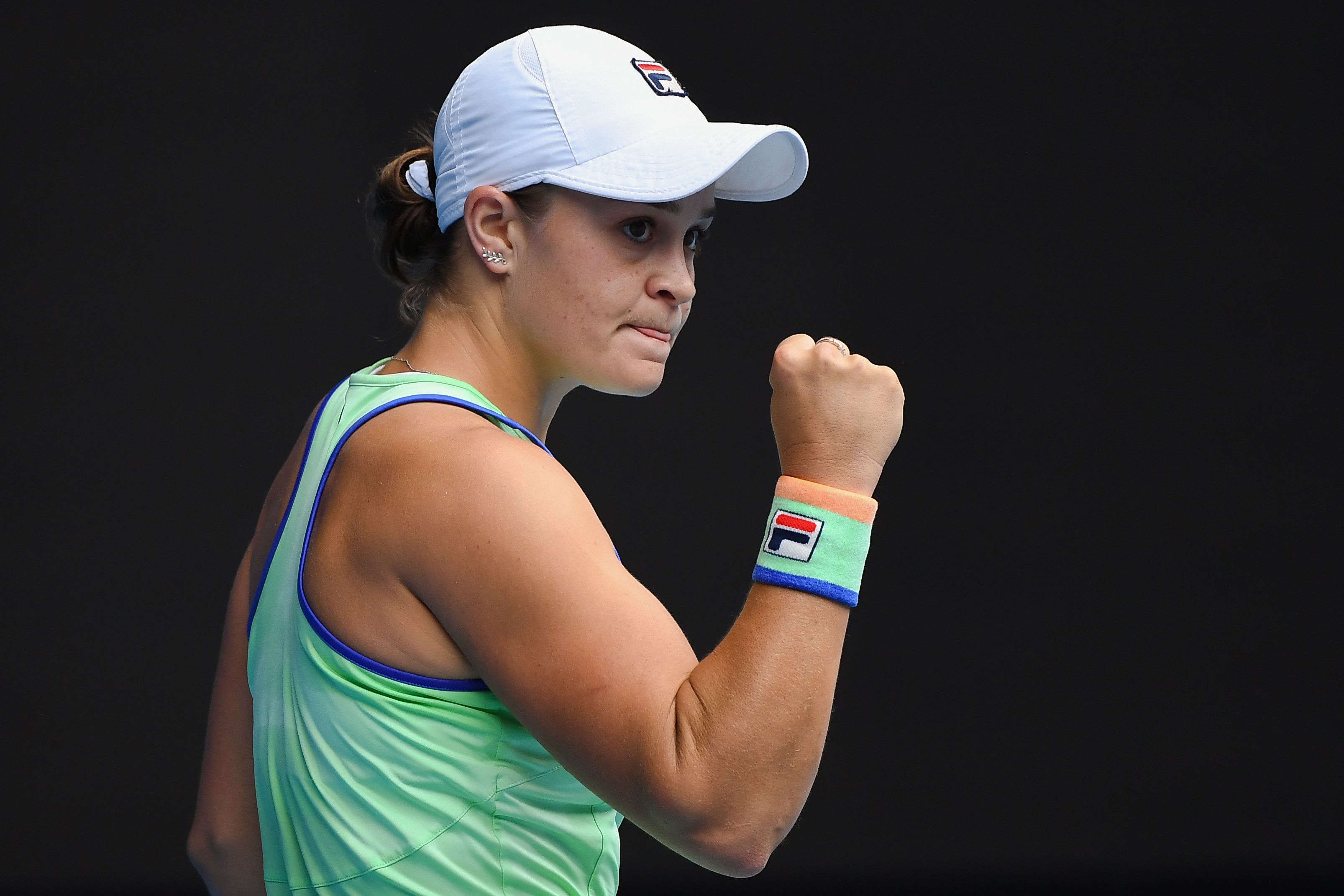  Petenis Australia Ashleigh Barty bereaksi setelah meraih poin saat melawan petenis Kazakhstan Elena Rybakina.