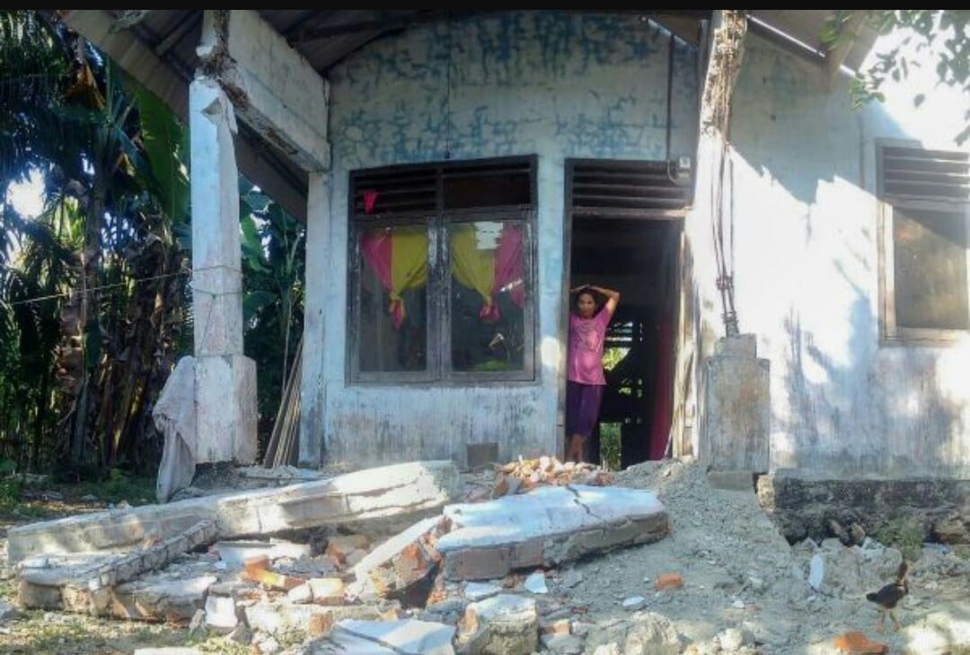 Seorang warga bertahan di dalam rumahnya yang rusak akibat gempa 6,4 SR di Pulau Simeulue, Aceh.