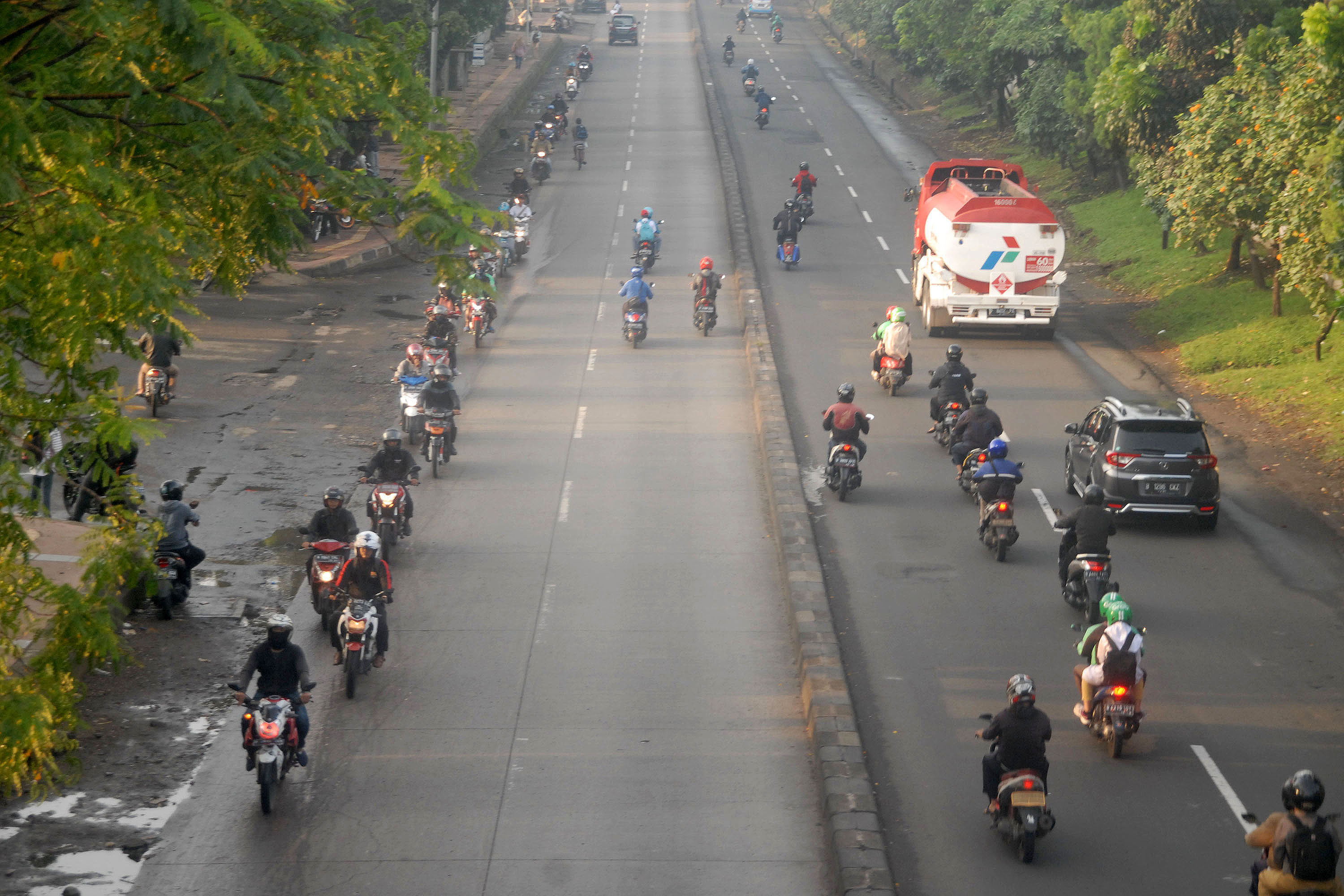 Sejumlah pengendara motor melaju melawan arus lalu lintas di Jalan Tanjung Barat Raya, Jakarta Selatan.